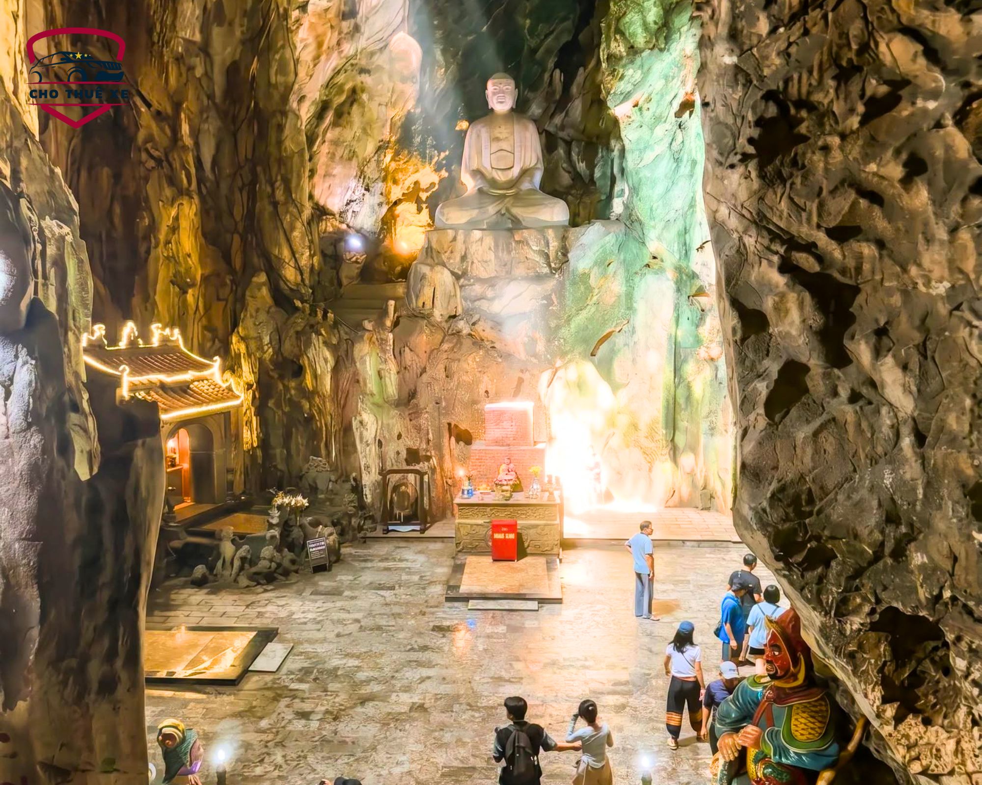 Bên trong động Huyền Không ở núi Ngũ Hành Sơn