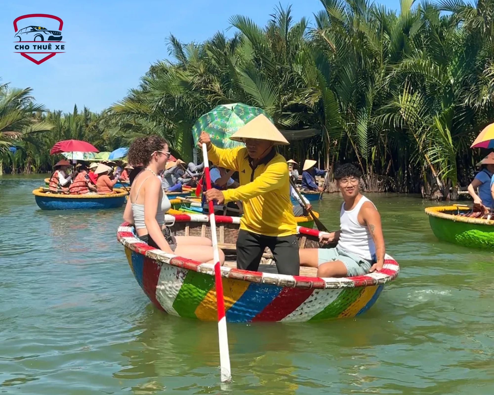 Du khách trải nghiệm thuyền thúng xoay tại Rừng dừa Bảy Mẫu