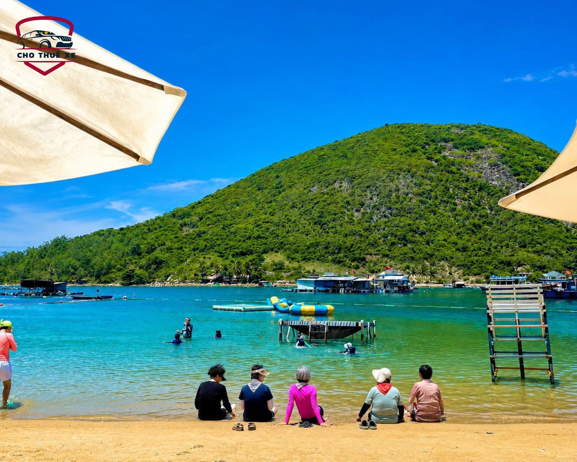 Bãi cát trắng thoáng đãng bên làn nước biển ngọc lam tại Đảo Robinson Nha Trang