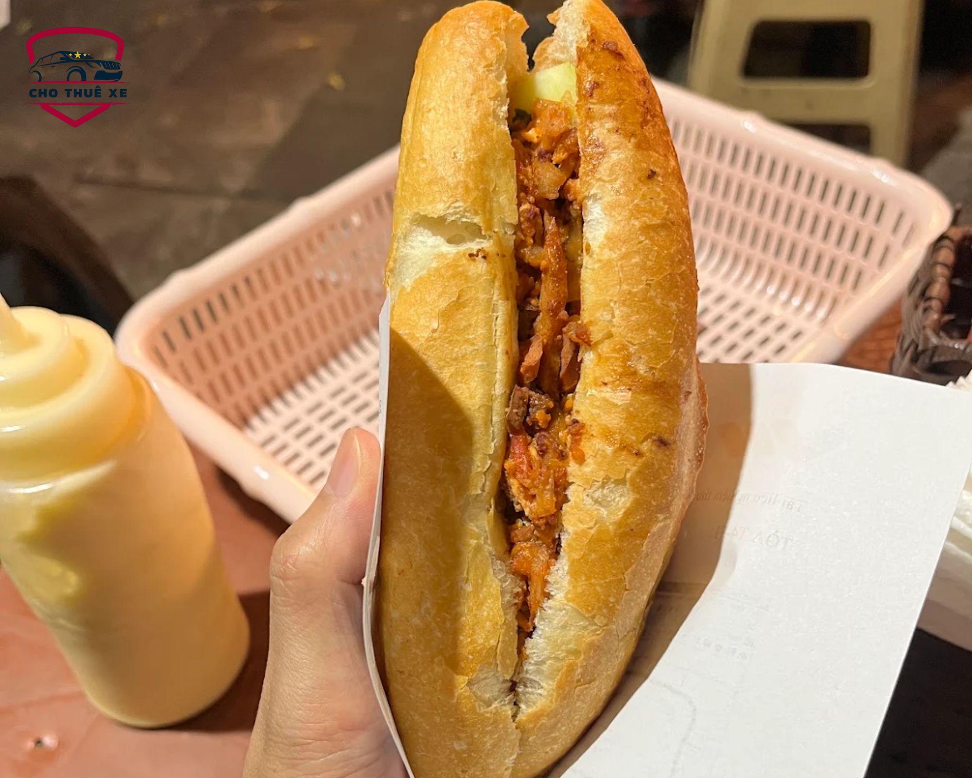 Bánh mì kẹp thơm lừng với lớp vỏ bánh vàng giòn rụm và phần nhân nóng hổi hấp dẫn, gợi lên hương vị quen thuộc của ẩm thực đường phố Việt