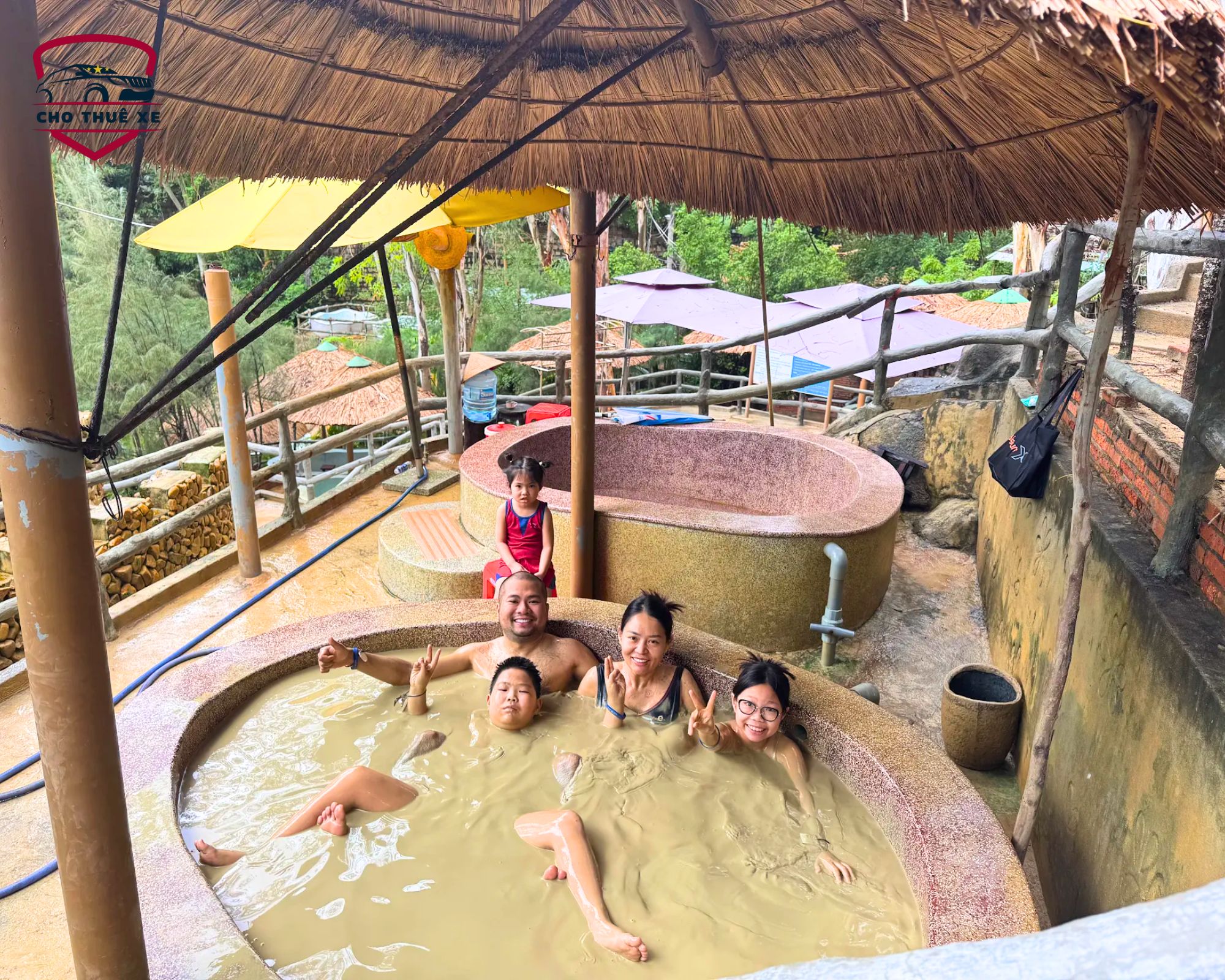 Bồn tắm bùn khoáng ngoài trời dưới mái che tranh tại Tháp Chàm Nha Trang