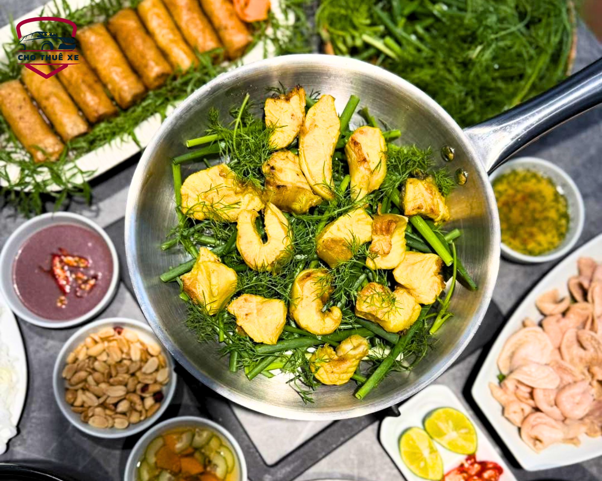 Chả cá Lã Vọng vàng ươm trong chảo nóng giữa mùi thơm của thì là và hành lá, kèm nem rán giòn và mắm tôm chấm đậm đà