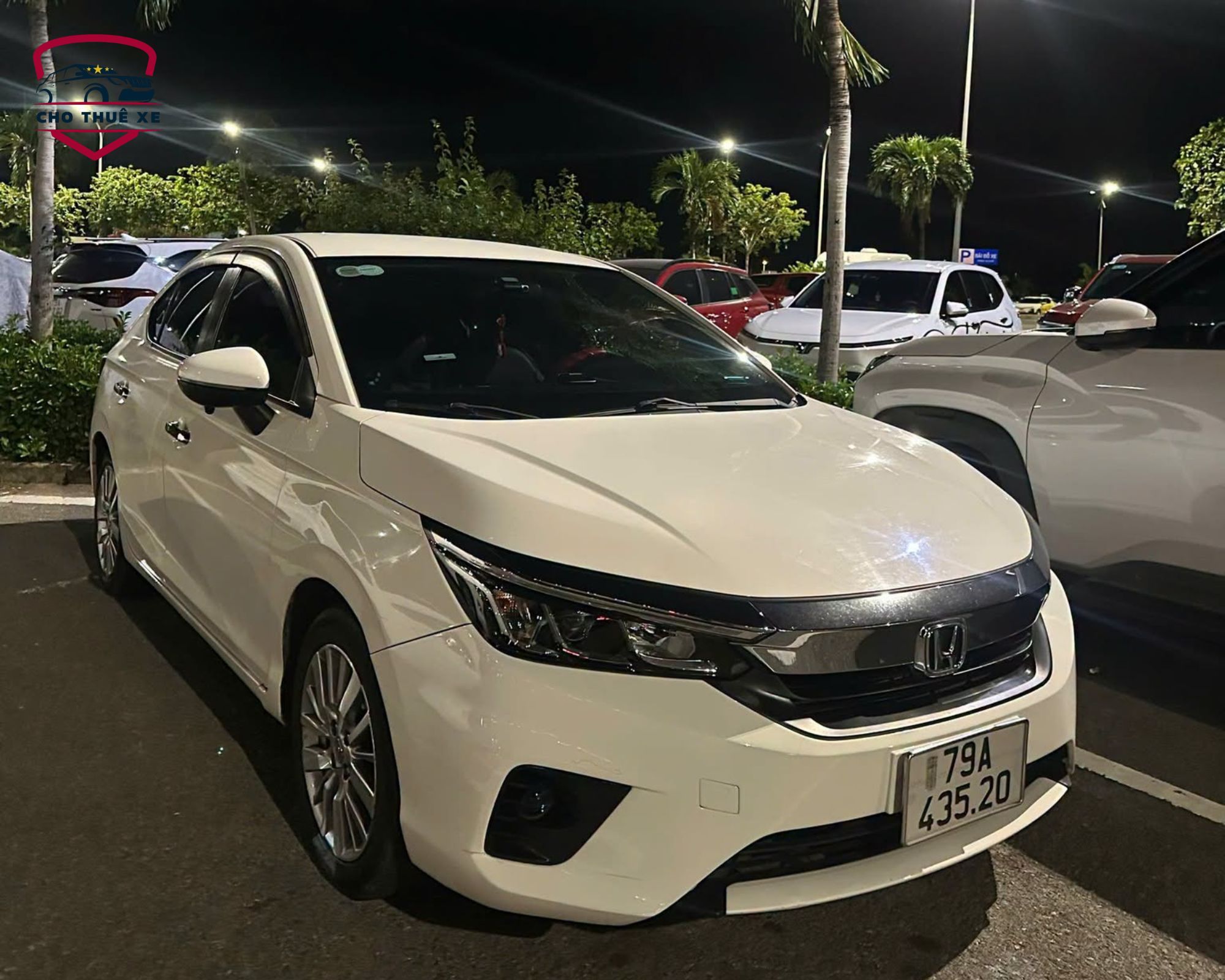 Chiếc xe Honda 4 chỗ đón gia đình nhỏ cập bến cảng Cầu Đá