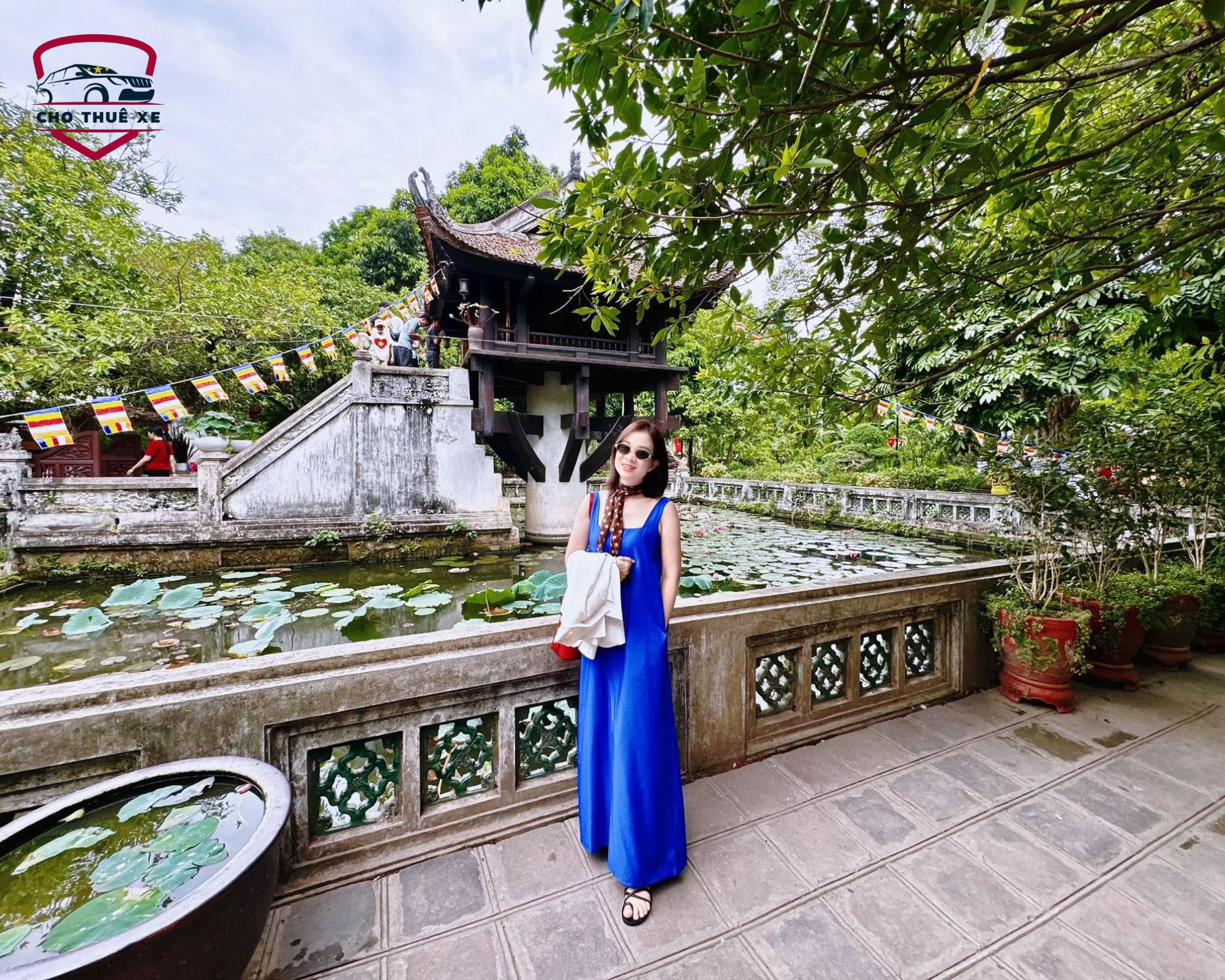 Chùa Một Cột ngự trên cột đá giữa hồ sen lá sen phủ kín, công trình di sản lịch sử mang đậm dấu ấn kiến trúc thời Lý