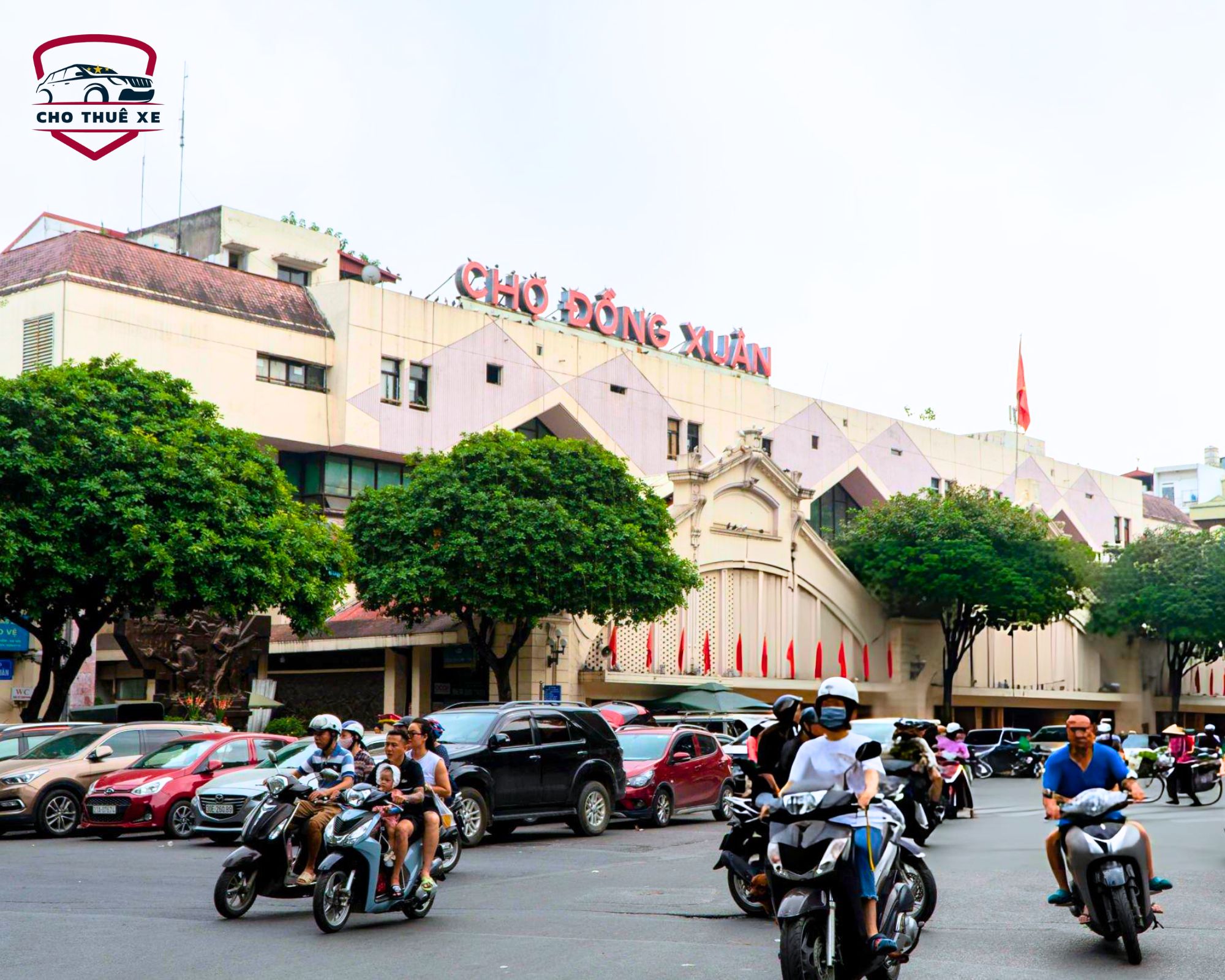 Công trình Chợ Đồng Xuân sừng sững bên quảng trường, nơi hội tụ kiến trúc giao thoa Đông Tây và hoạt động thương mại sầm uất bao năm
