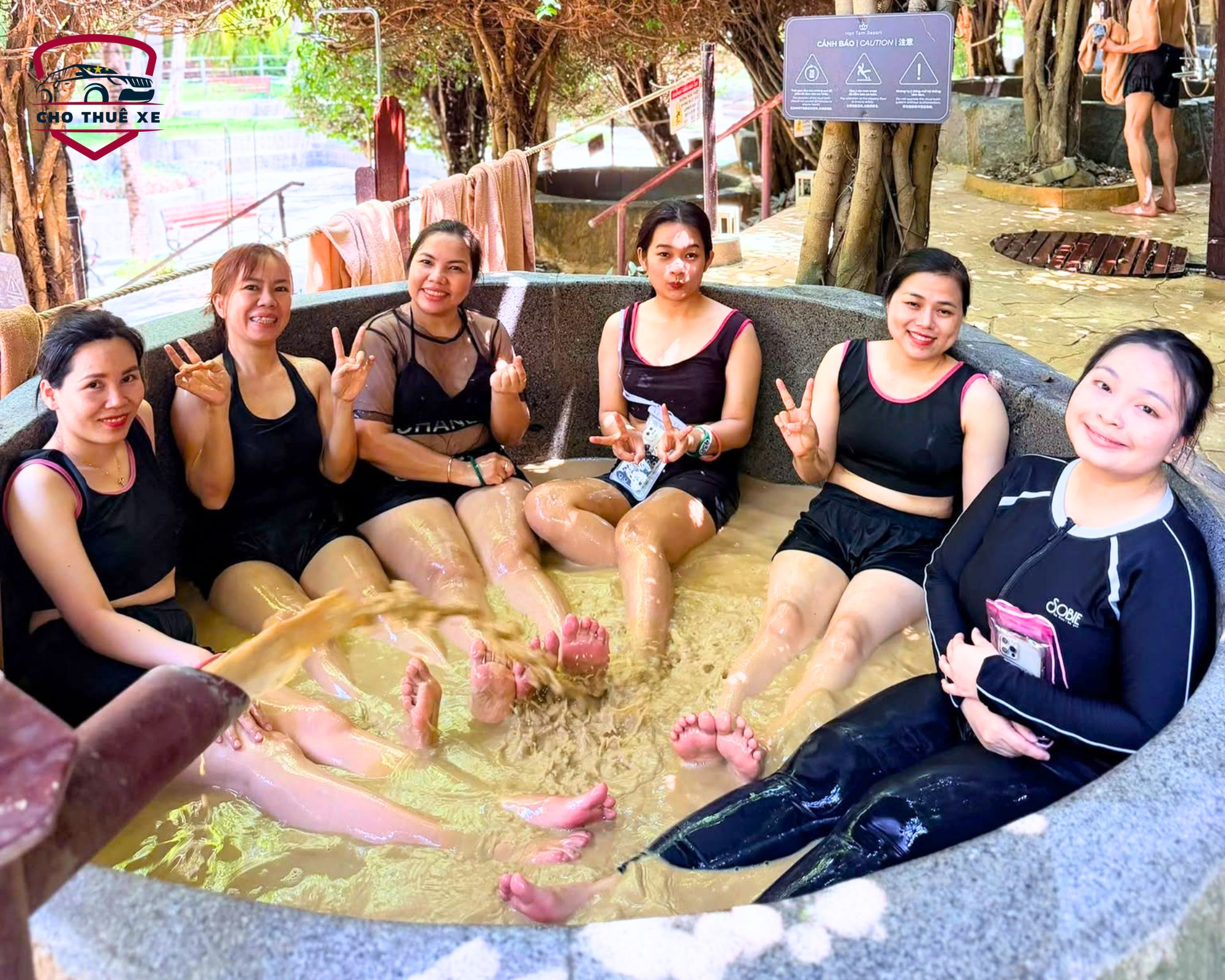 Đại gia đình đang tận hưởng dịch vụ tắm bùn ở Hòn Tằm