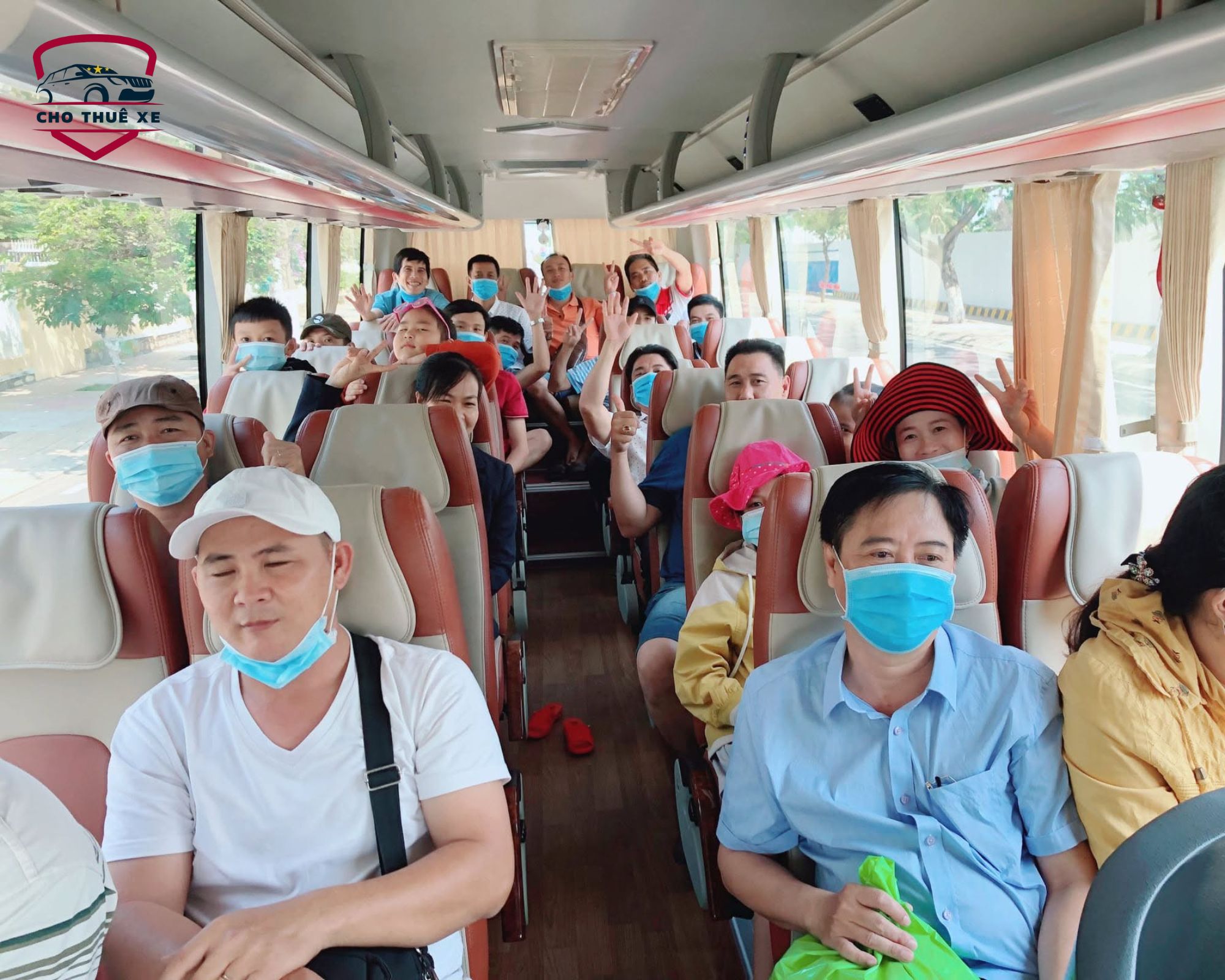 Đại gia đình vui vẻ và tận hưởng cho dịch vụ xe 29 chỗ đưa ra bến tàu du lịch