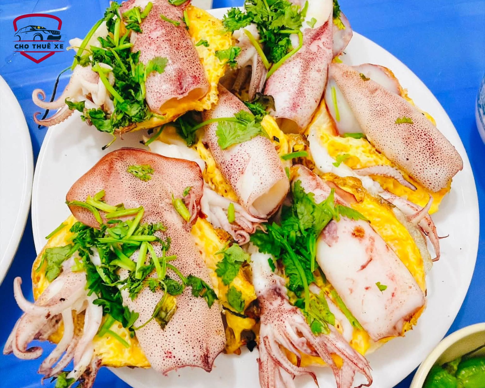 Dĩa bánh căn mực thơm ngon trang trí bắt mắt với rau mùi tươi, đặc sản biển hấp dẫn cho bữa ăn khi du lịch Nha Trang