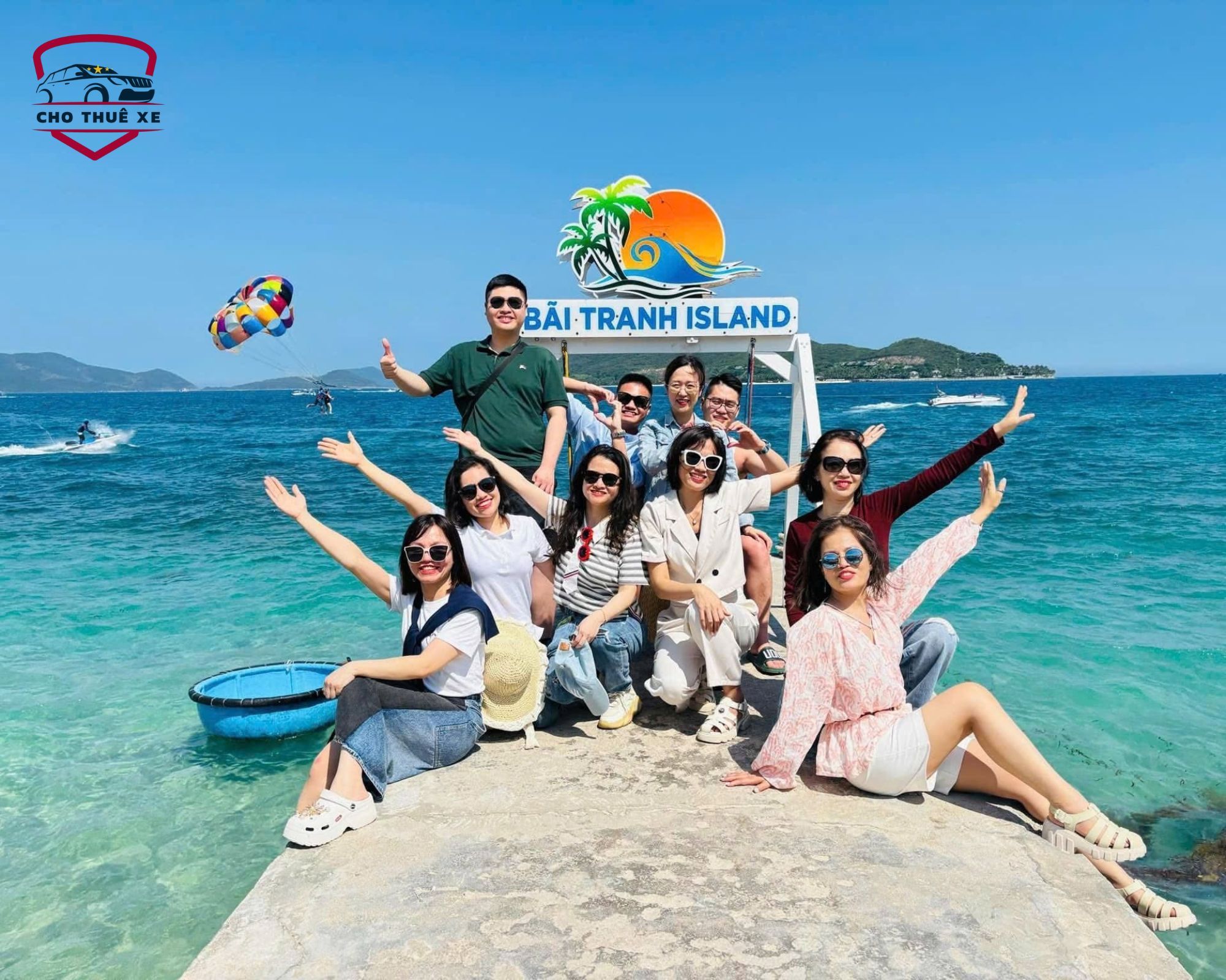 Đoàn du khách đông vui vẻ chụp ảnh kỷ niệm trên cầu tàu bên biển xanh ngọc lam tại Bãi Tranh