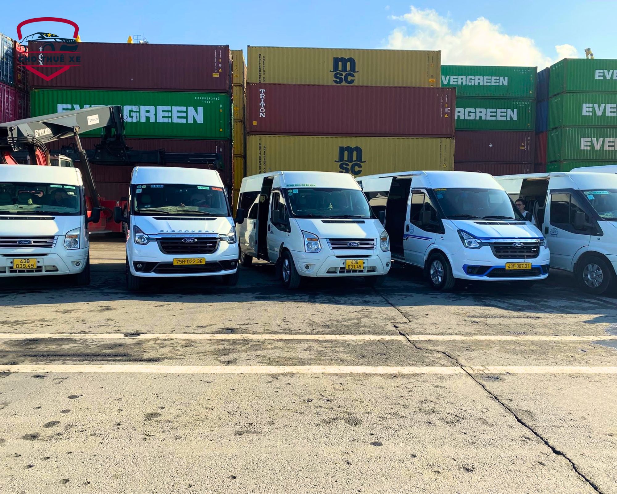 Đoàn xe limousine trắng đồng loạt đưa khách thẳng tới Cảng Chân Mây, dịch vụ đưa đón tận cảng đúng hẹn