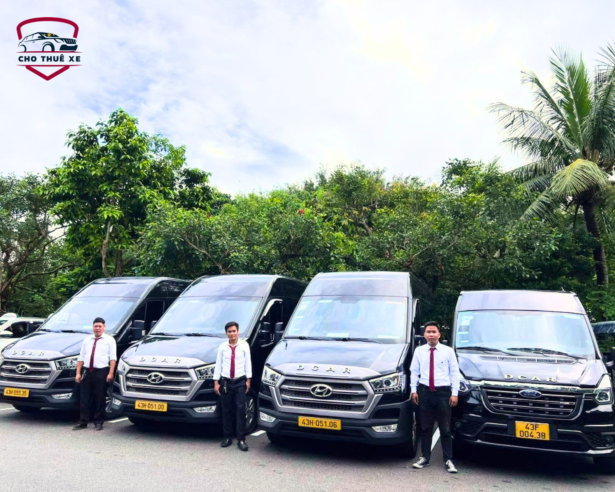 Đội ngũ tài xế limousine đồng phục lịch thiệp luôn sẵn sàng phục vụ, đem đến chuyến đi an toàn và chuyên nghiệp