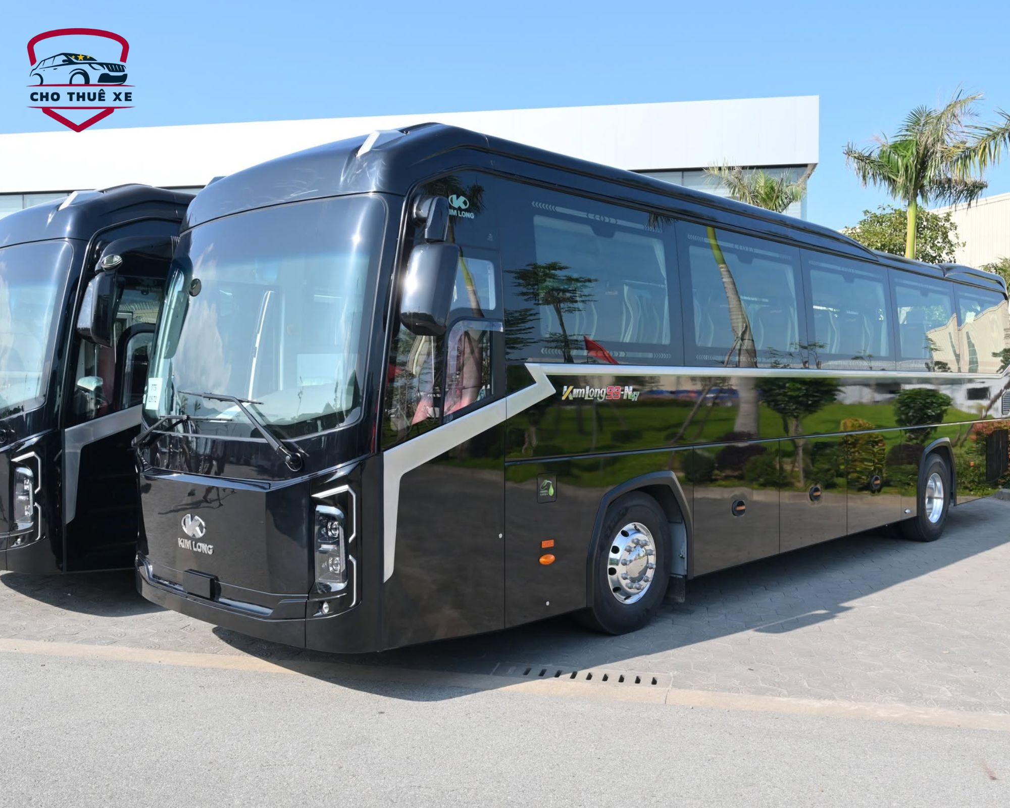 Đội xe limousine 19 chỗ hiện đại, dịch vụ đưa đón tận nơi và tài xế chuyên nghiệp thân thiện