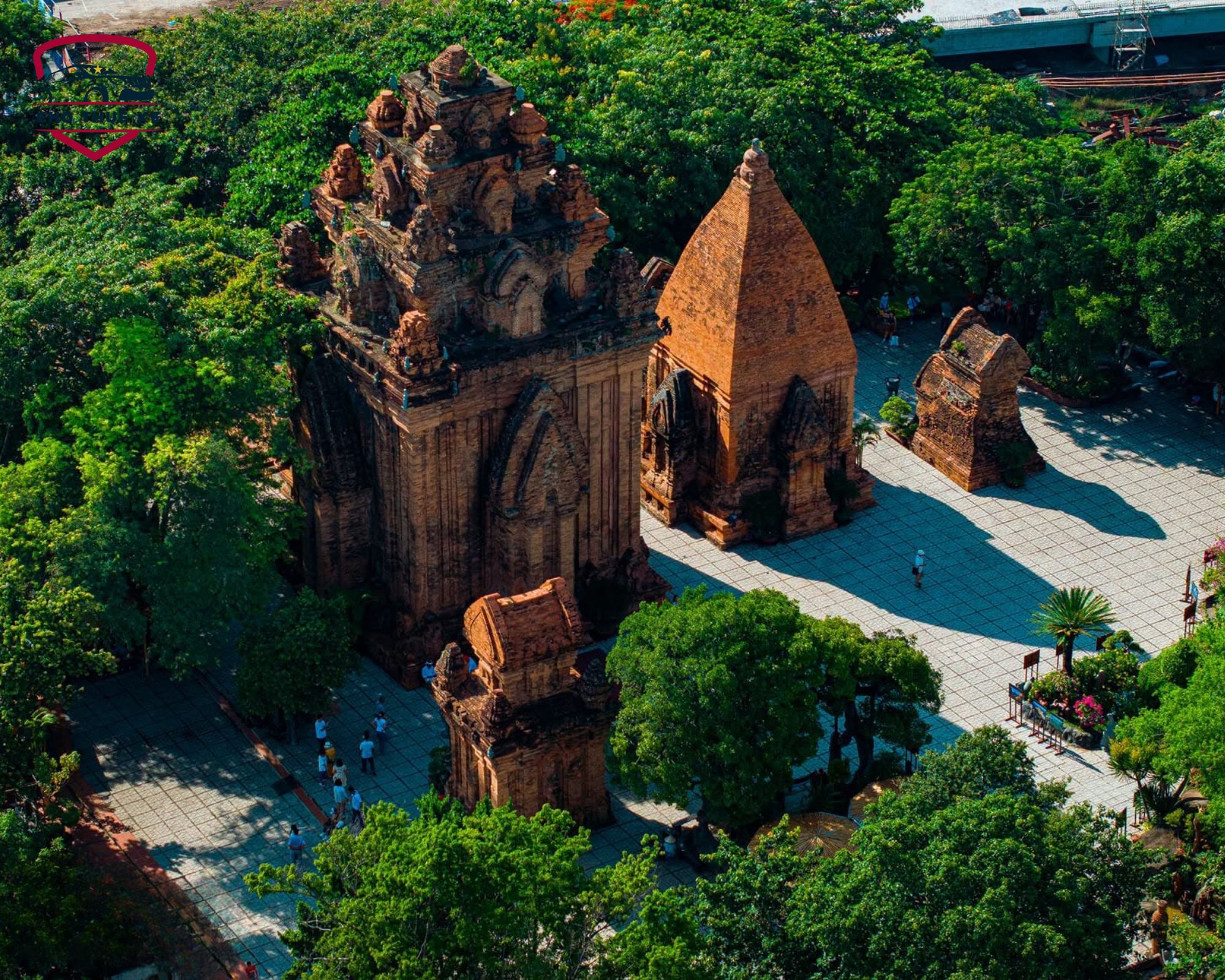 Hai tháp Chăm lớn với mái chồng tầng tinh xảo tại Tháp Bà Ponagar Nha Trang