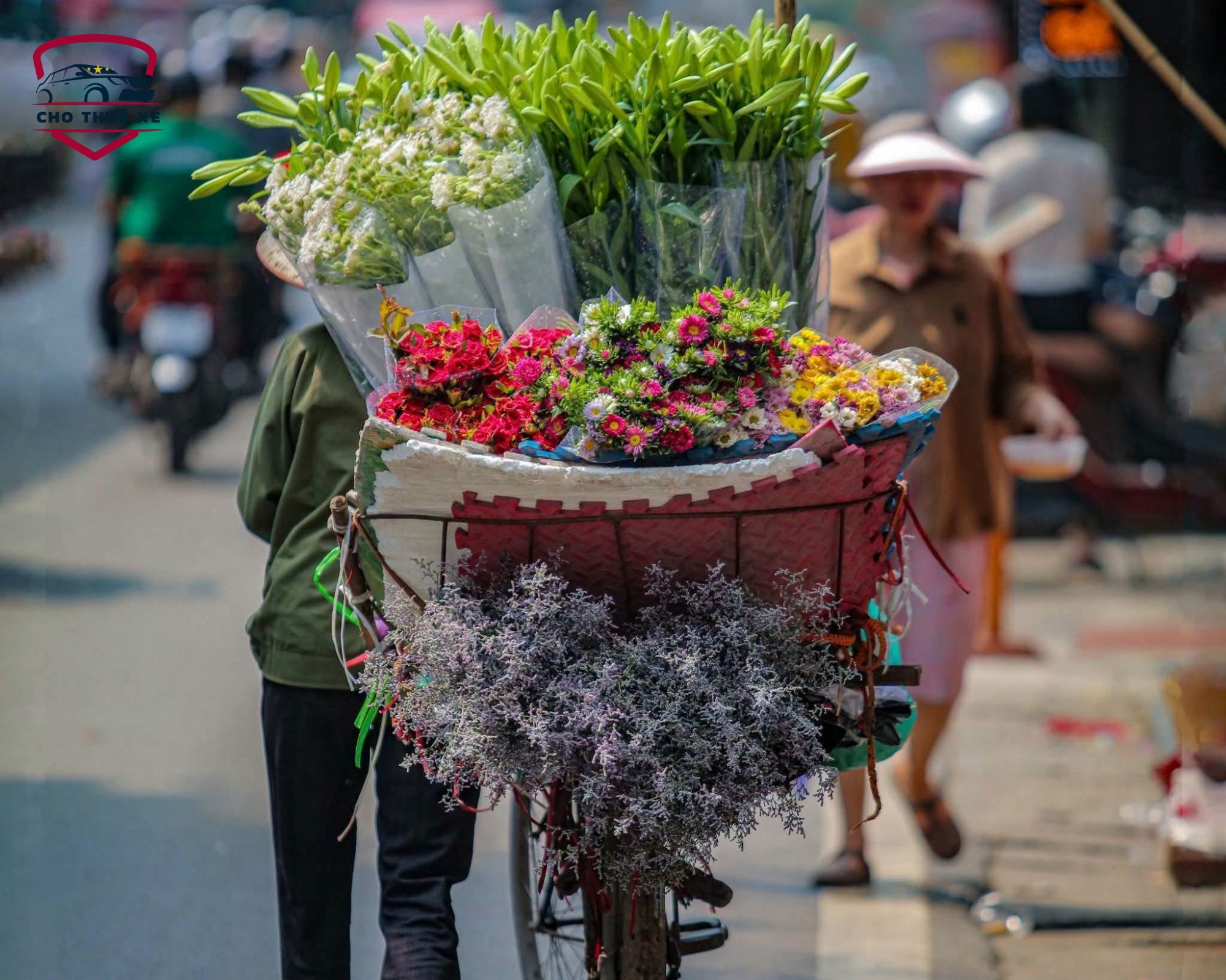 Hình ảnh xe hoa đặc trưng len qua quang cảnh đường phố, hoà quyện cùng không gian đô thị giàu lịch sử của mùa hè Hà Nội