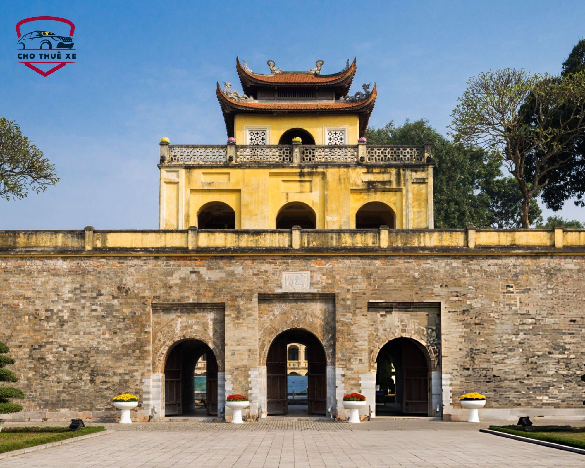 Hoàng Thành Thăng Long hiện lên uy nghi với cổng tam quan mái vòm cong vút và toà kiến trúc vàng rực, biểu tượng hàng nghìn năm lịch sử của kinh đô