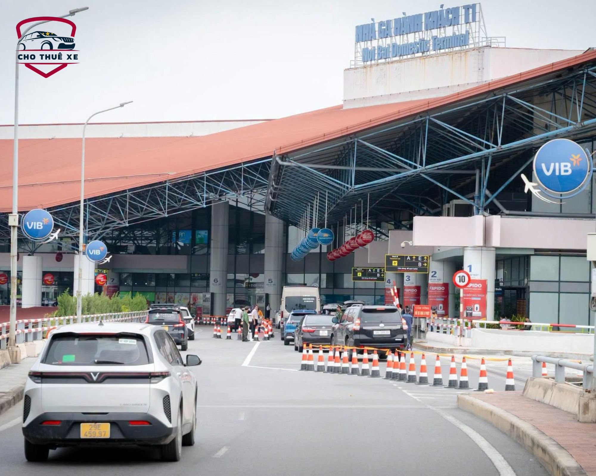 Hoạt động đưa đón du khách tại lối vào nhà ga hành khách nội địa, nơi khởi đầu hành trình khám phá thủ đô