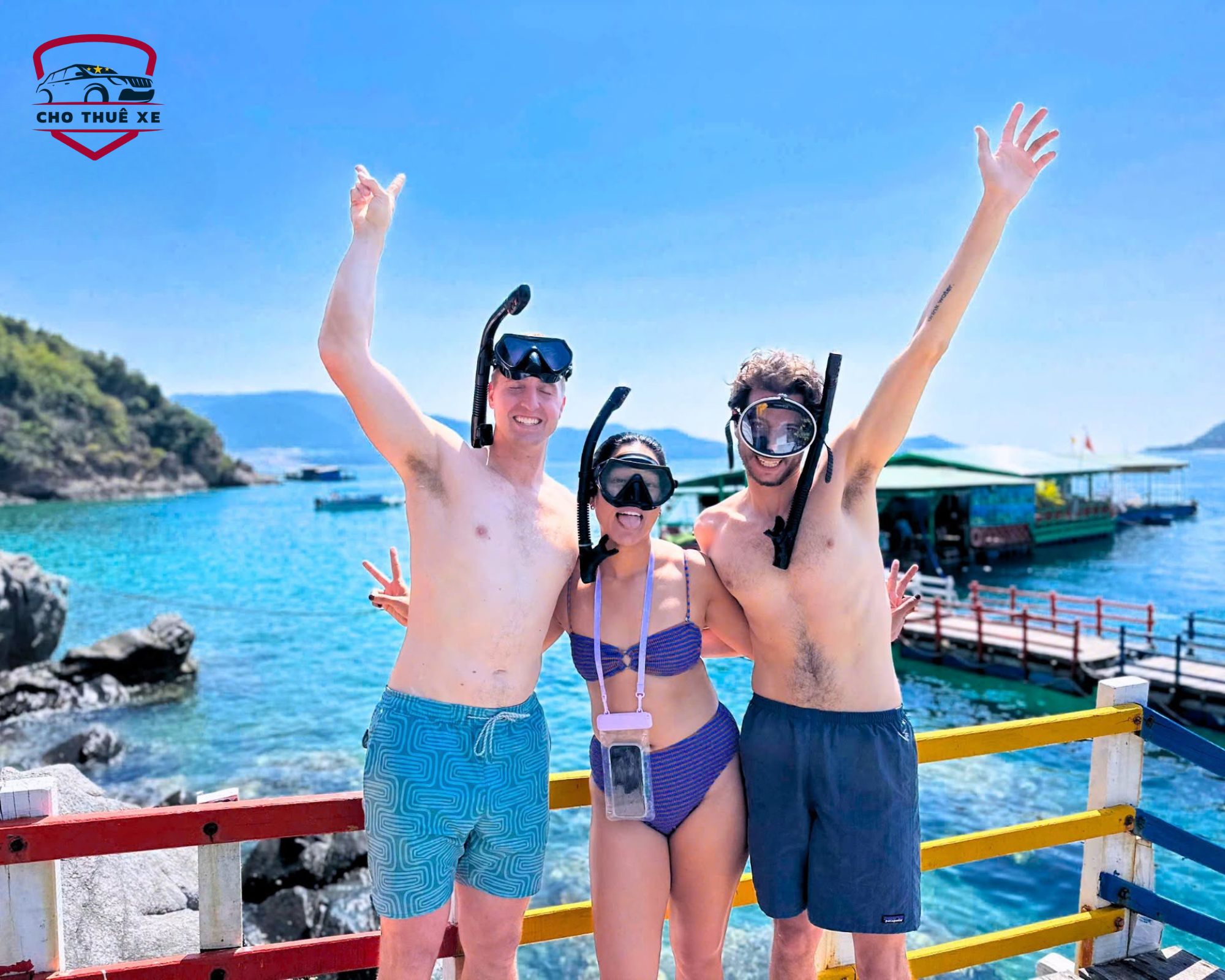 Khách du lịch nước ngoài đang hào hứng trước khi trải nghiệp lặn biển tại Hòn Tằm Nha Trang