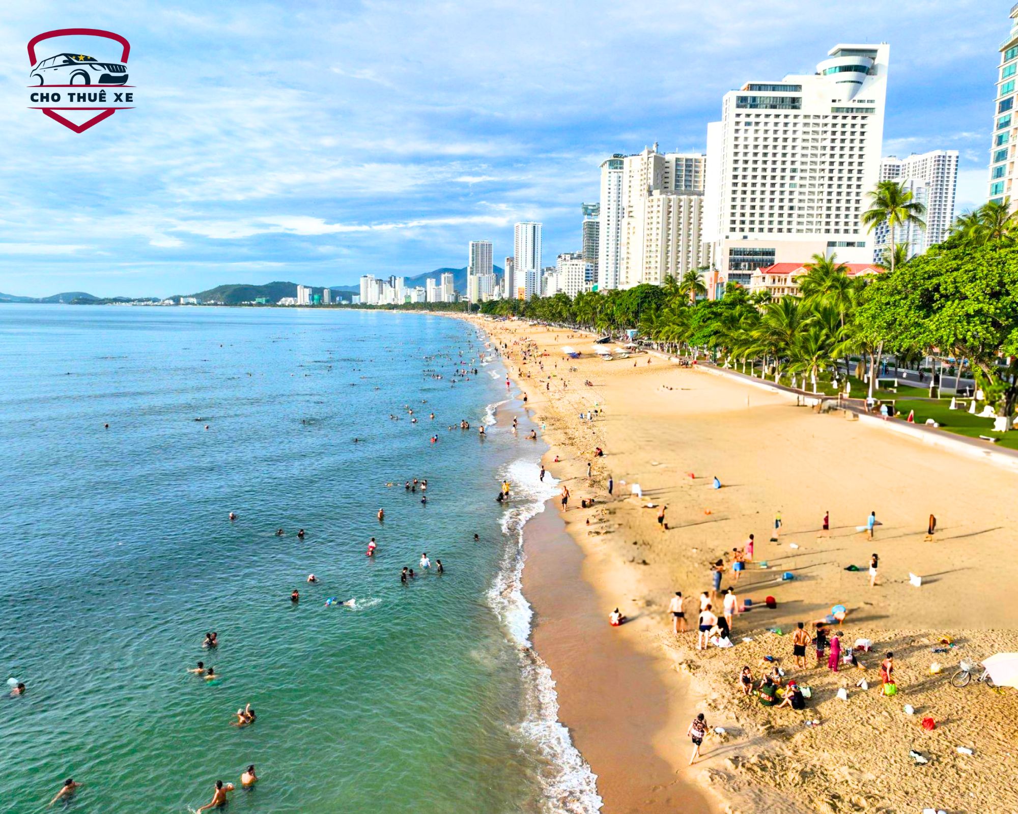 Khách du lịch tận hưởng làn nước trong xanh tại bãi biển Trần Phú