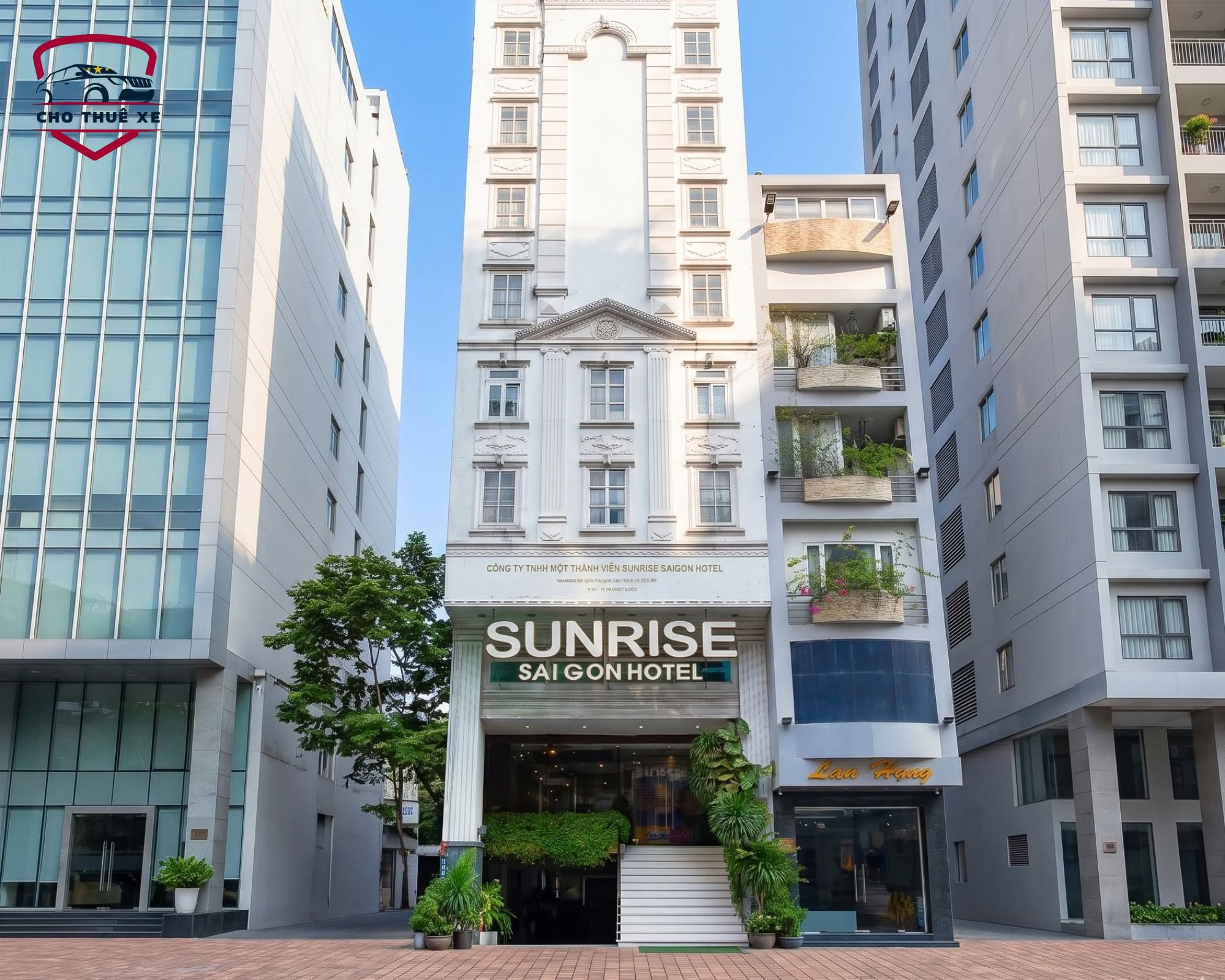 Khách sạn Sunrise Central Hotel Nha Trang với kiến trúc trắng cổ điển nổi bật giữa lòng thành phố biển