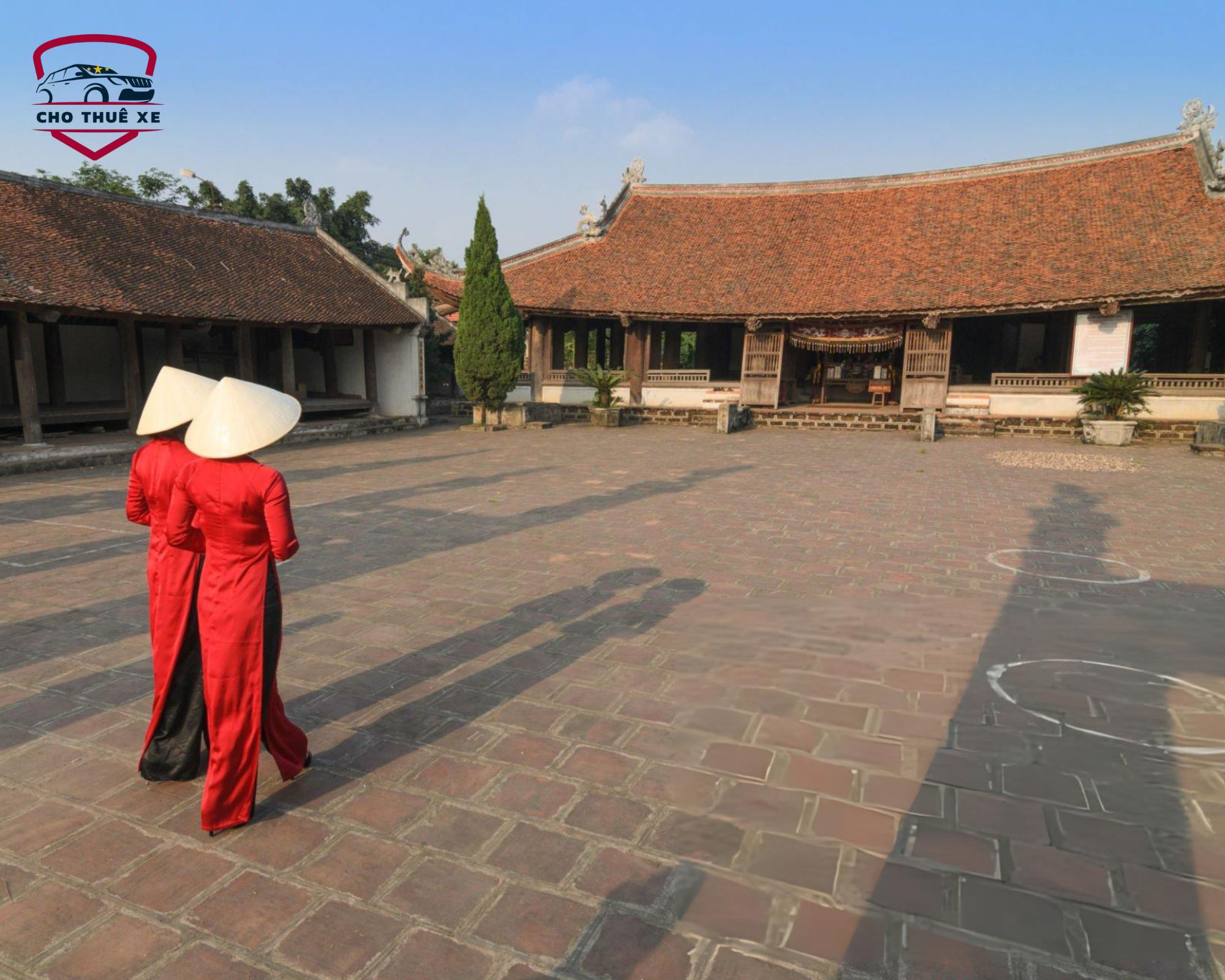 Khung cảnh thanh bình của Làng Cổ Đường Lâm khi du khách khoác áo dài bước trên sân gạch nắng vàng, soi bóng bên những nếp nhà cổ mái cong trăm năm