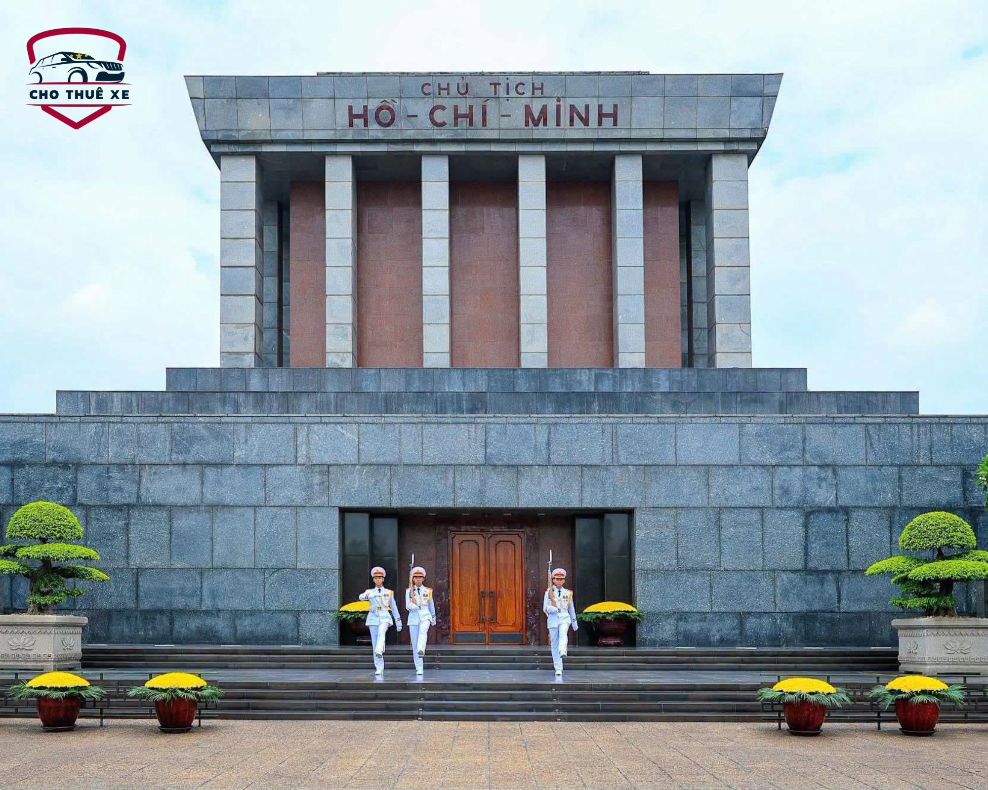 Kiến trúc đài kỷ niệm Lăng Chủ tịch Hồ Chí Minh nổi bật giữa quảng trường rộng lớn, gắn liền với vị cha già của dân tộc Việt Nam