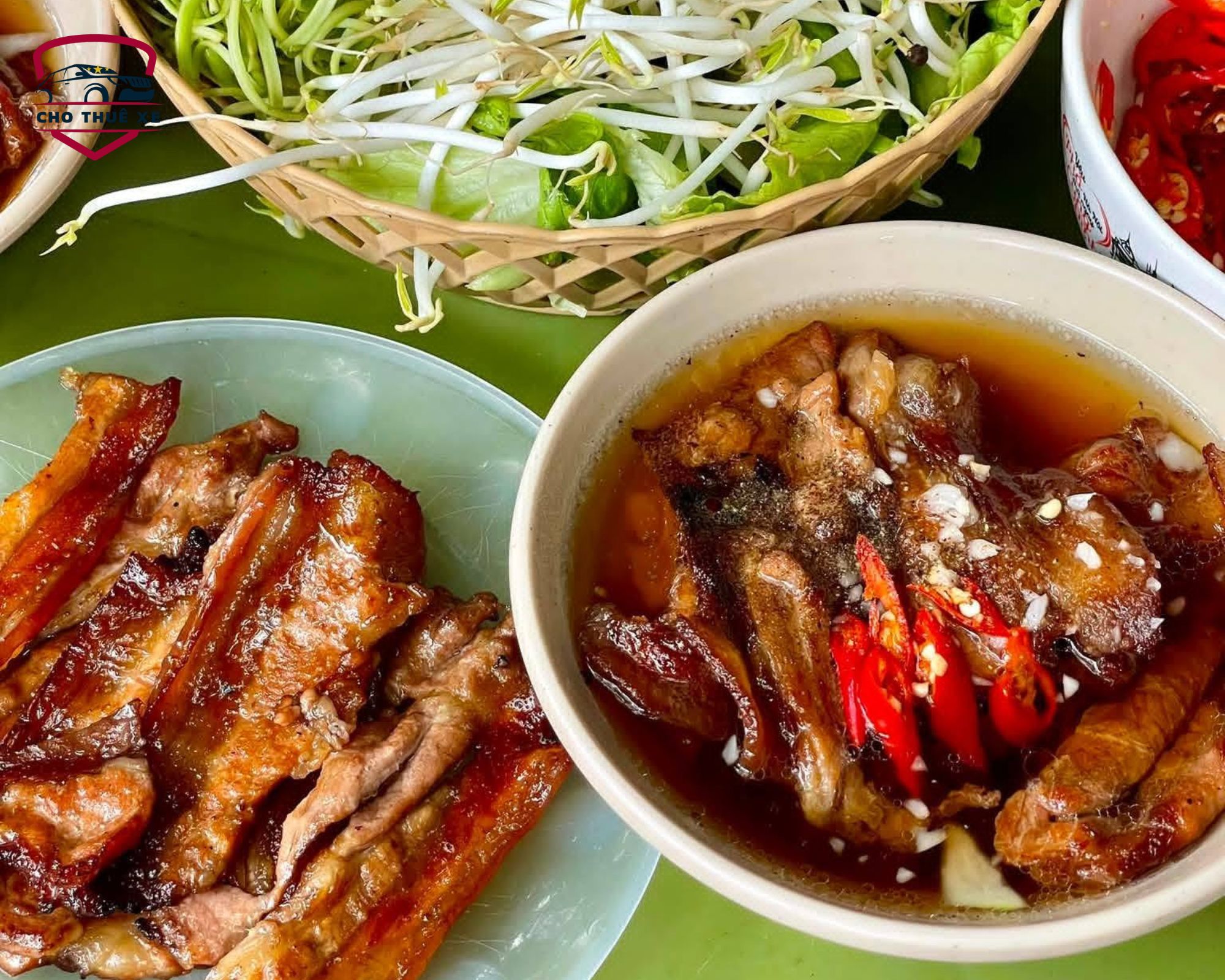 Những miếng thịt chả nướng vàng nâu đậm đà cùng rổ rau sống gồm xà lách và giá đỗ tươi mát, gợi lên hương vị đặc trưng của ẩm thực Hà Nội