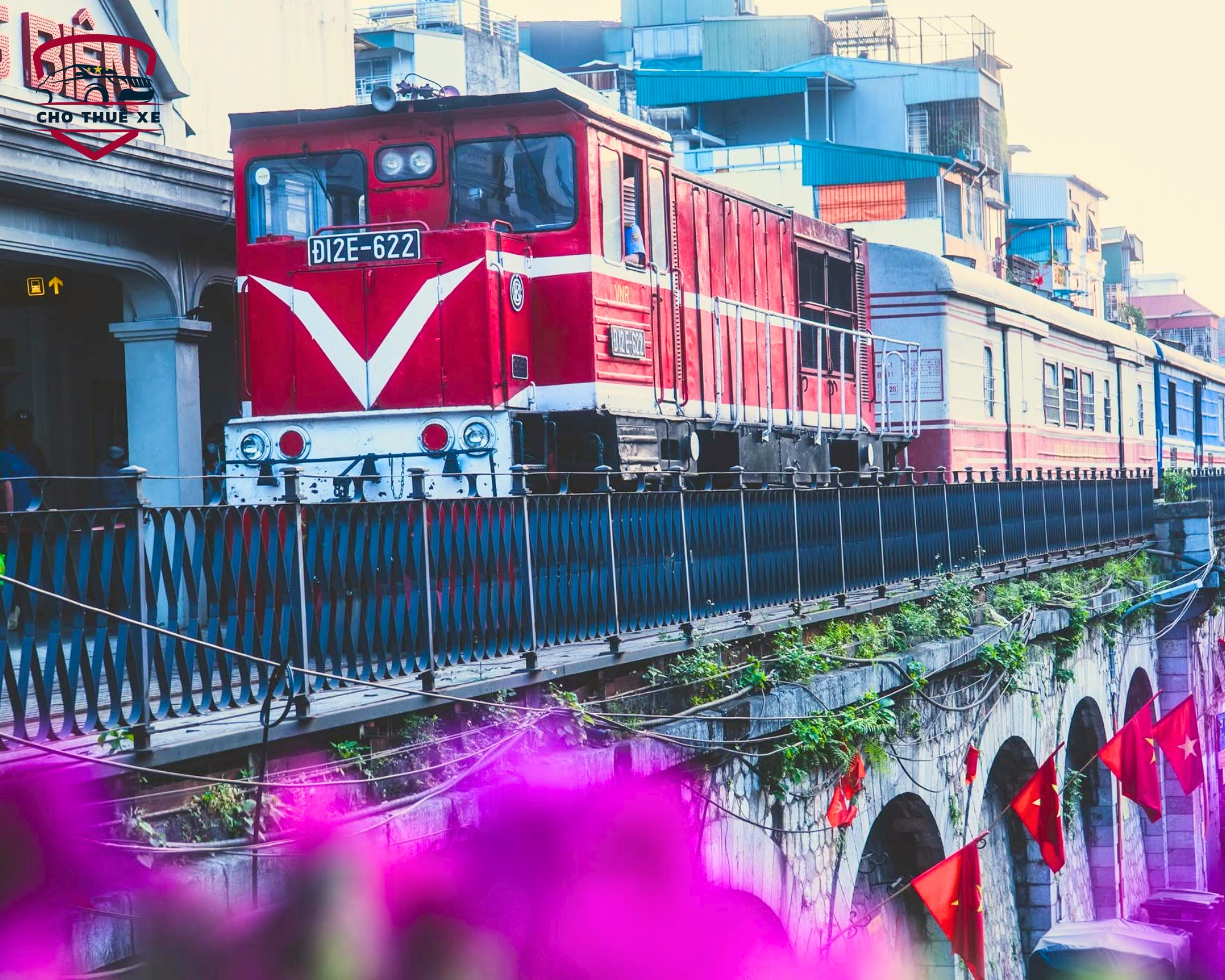 Tàu hỏa chạy qua cầu đá giữa lòng thành phố, hành khách ngắm nhìn trên chuyến đi bằng đường sắt ra thủ đô