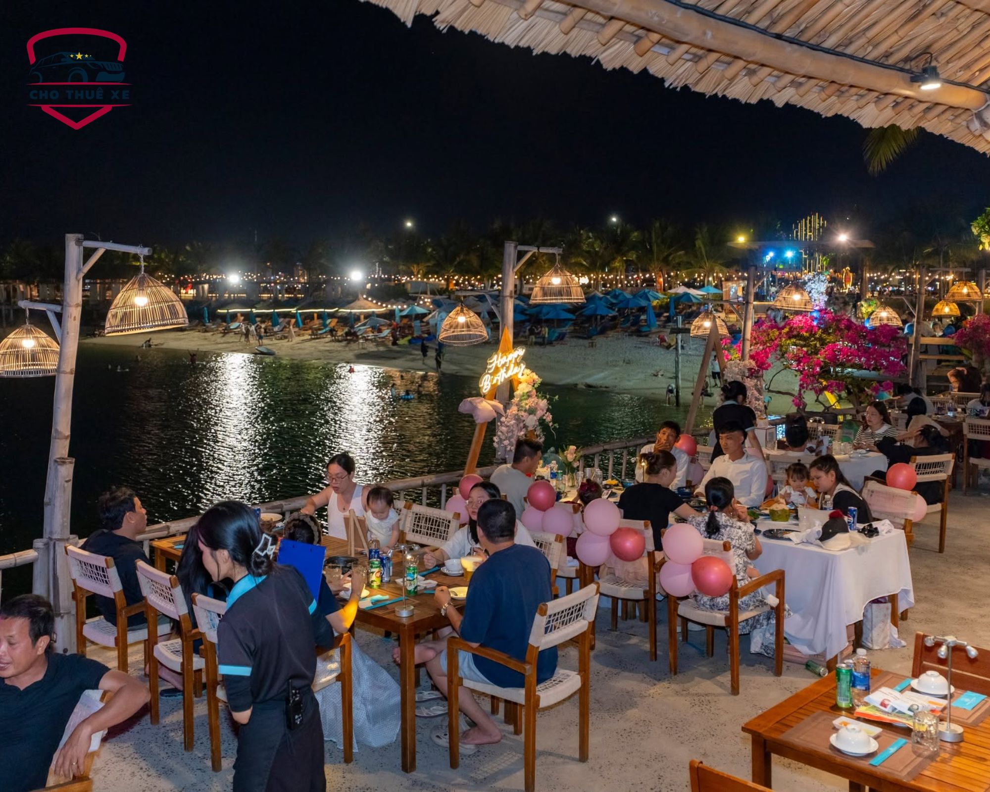 Thực khách gia đình thưởng thức hải sản tươi trên sàn tre nhìn ra bãi biển lung linh đèn lồng tại Nha Trang