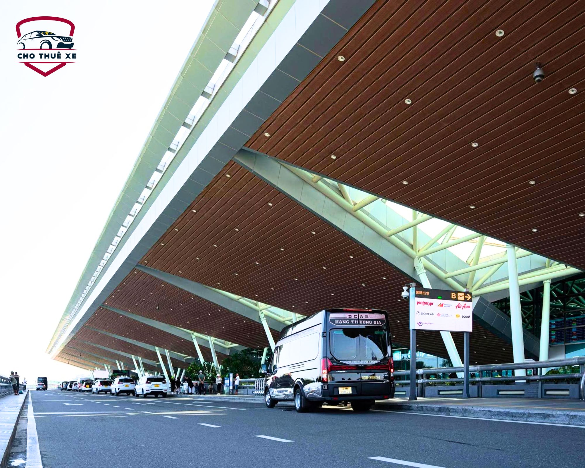 Tiễn khách ra sân bay với dịch vụ xe riêng tiện lợi, tài xế hỗ trợ hành lý và đảm bảo chuyến bay không bị lỡ