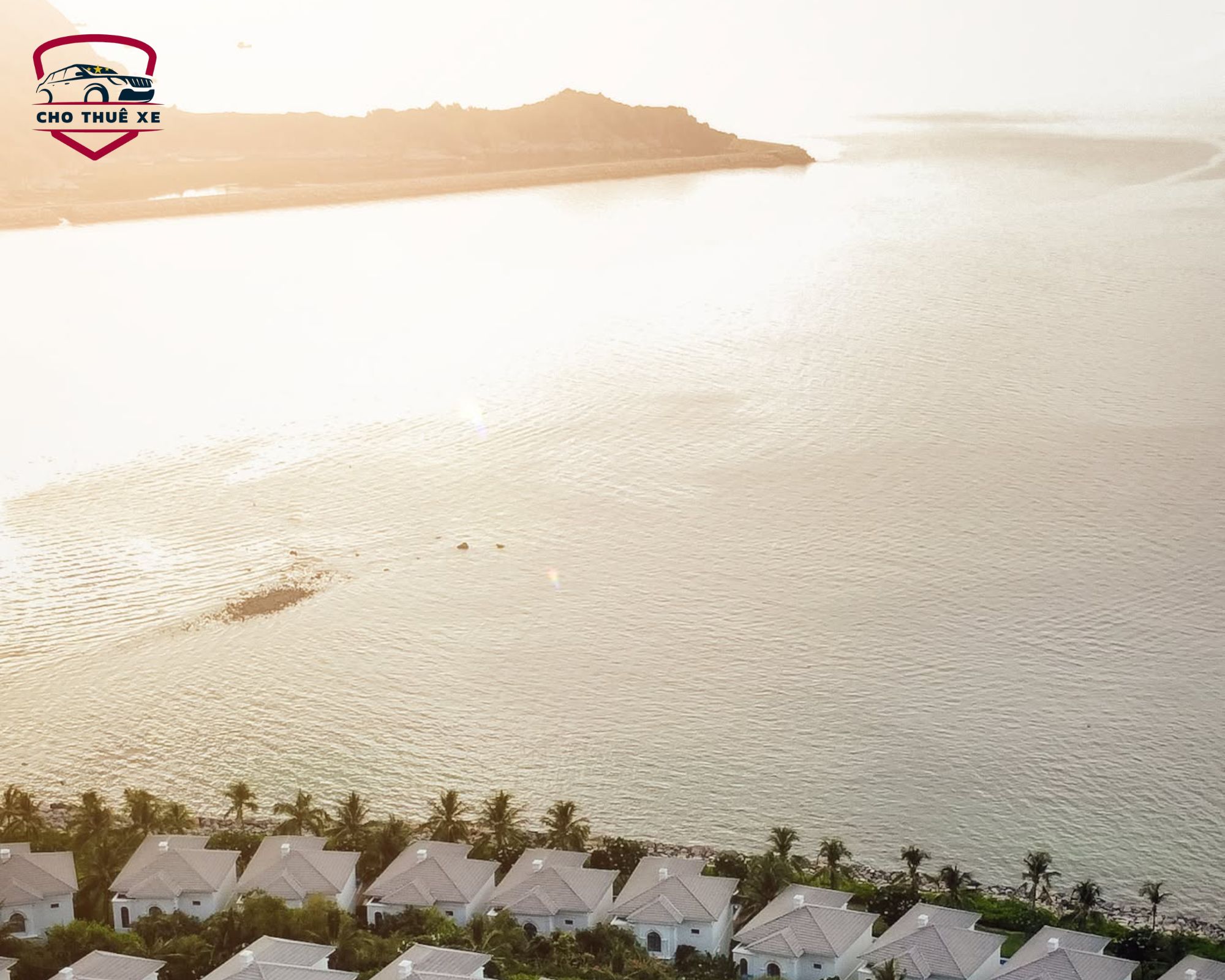 Toàn cảnh Hòn Tre Nha Trang từ trên cao với biệt thự nghỉ dưỡng mái trắng giữa cây cối xanh mát ven biển