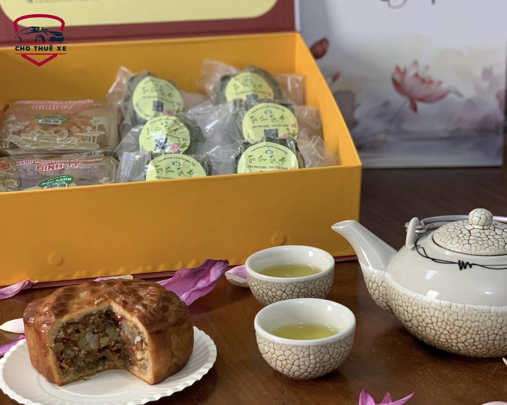 Trà sen Tây Hồ thơm dịu phủ hương sen cốm, dùng kèm bánh trung thu truyền thống trong khung cảnh ấm cúng trang nhã