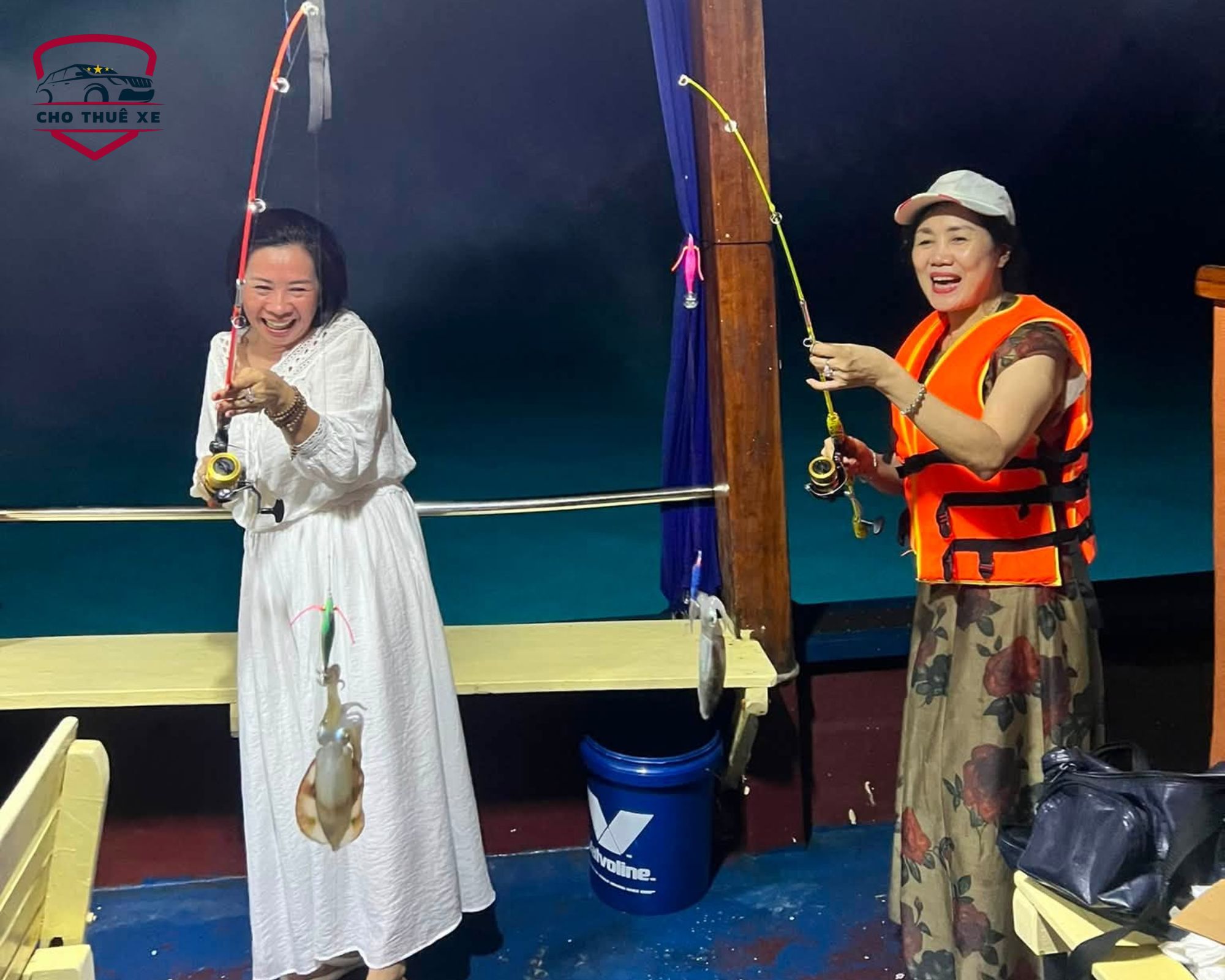 Trải nghiệm câu mực đêm trên thuyền tại Nha Trang với du khách háo hức kéo cần câu có con mực dính câu