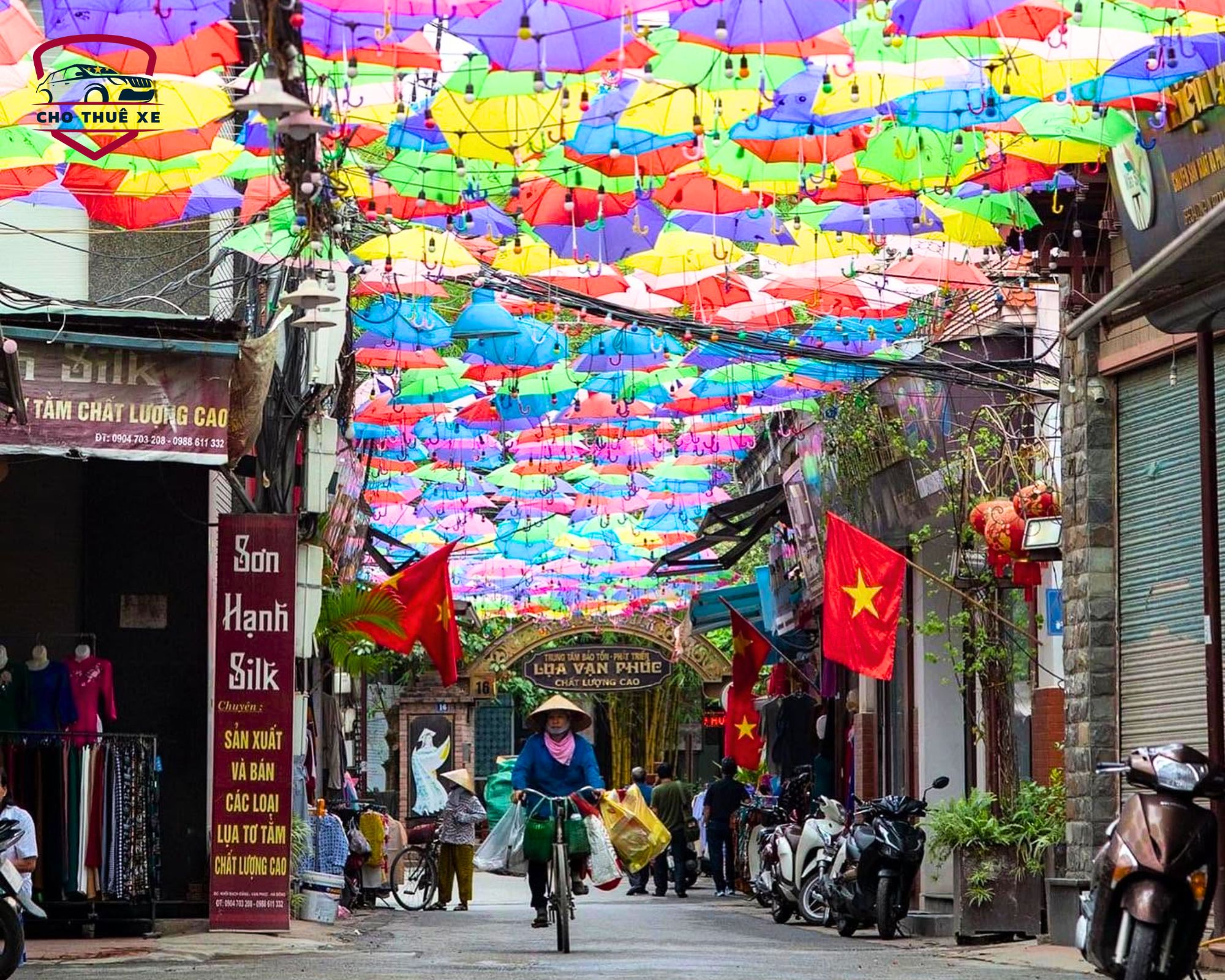 Trải nghiệm dạo phố làng nghề lụa Vạn Phúc cổ kính, nơi những tà áo và vải lụa truyền thống hiện diện trên khắp các quầy hàng dọc lối đi