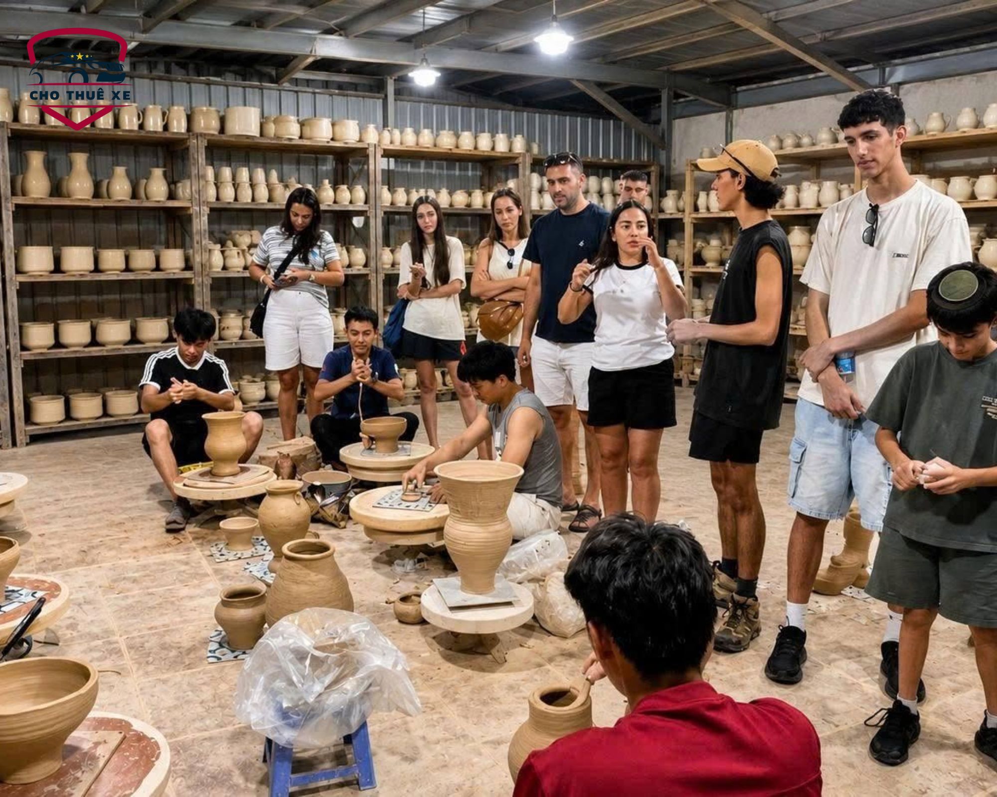 Trải nghiệm tự tay chuốt gốm trên bàn xoay tại Bát Tràng, hoà mình vào không khí giao lưu giữa du khách và làng nghề gốm truyền thống lâu đời