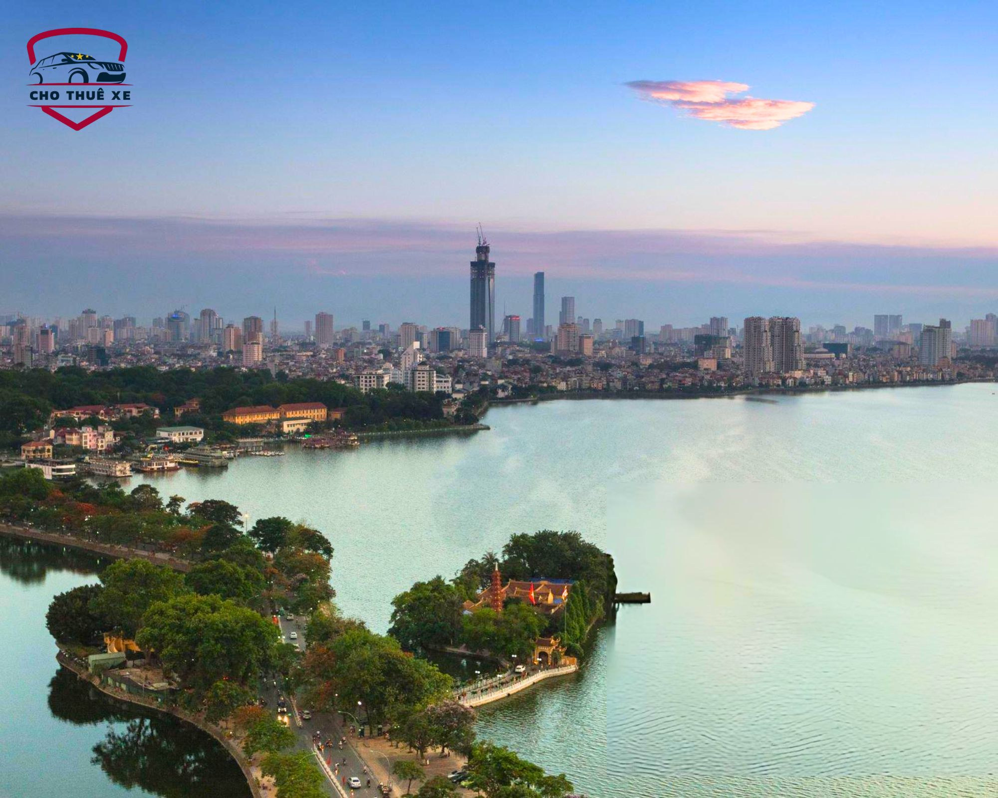 Vẻ đẹp hoài cổ và hiện đại đan xen của Hồ Tây, nơi những mái đền chùa cổ kính soi bóng xuống mặt hồ rộng lớn của thủ đô