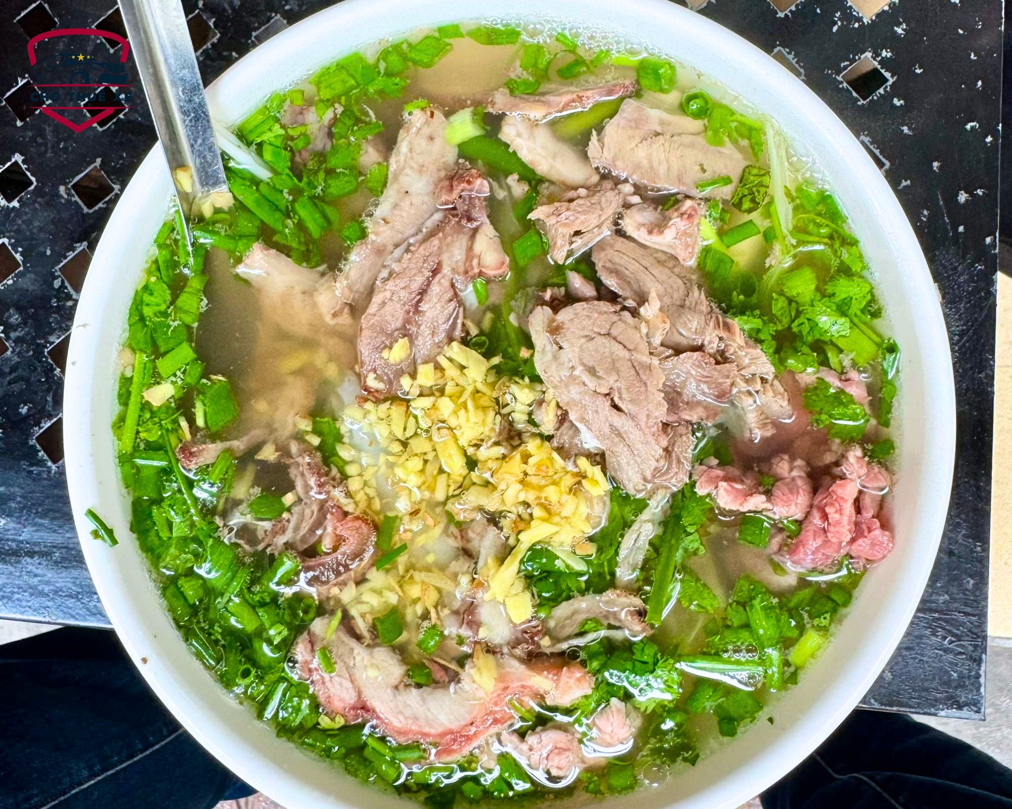 Vẻ đẹp tinh tế của phở truyền thống trong bát sứ trắng, nơi sợi phở, thịt bò và rau thơm hoà quyện trong nước dùng đậm đà thanh khiết