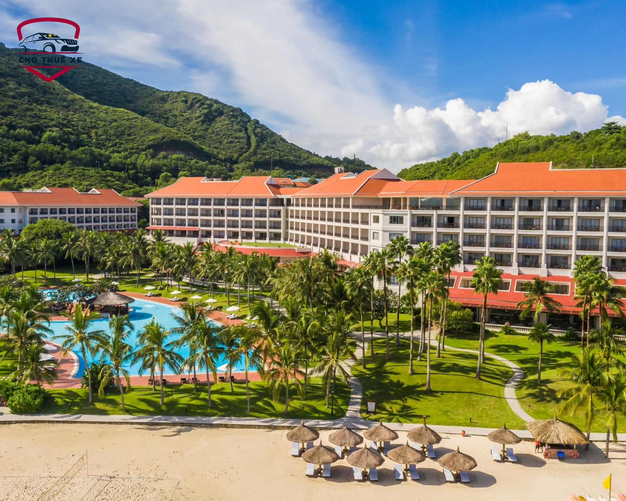 Vinpearl Resort Nha Trang nhìn từ trên cao với bãi biển cát trắng, hồ bơi rộng lớn và dãy tòa nhà mái ngói cam nằm giữa núi xanh, điểm nghỉ dưỡng đẳng cấp cho chuyến du lịch Nha Trang