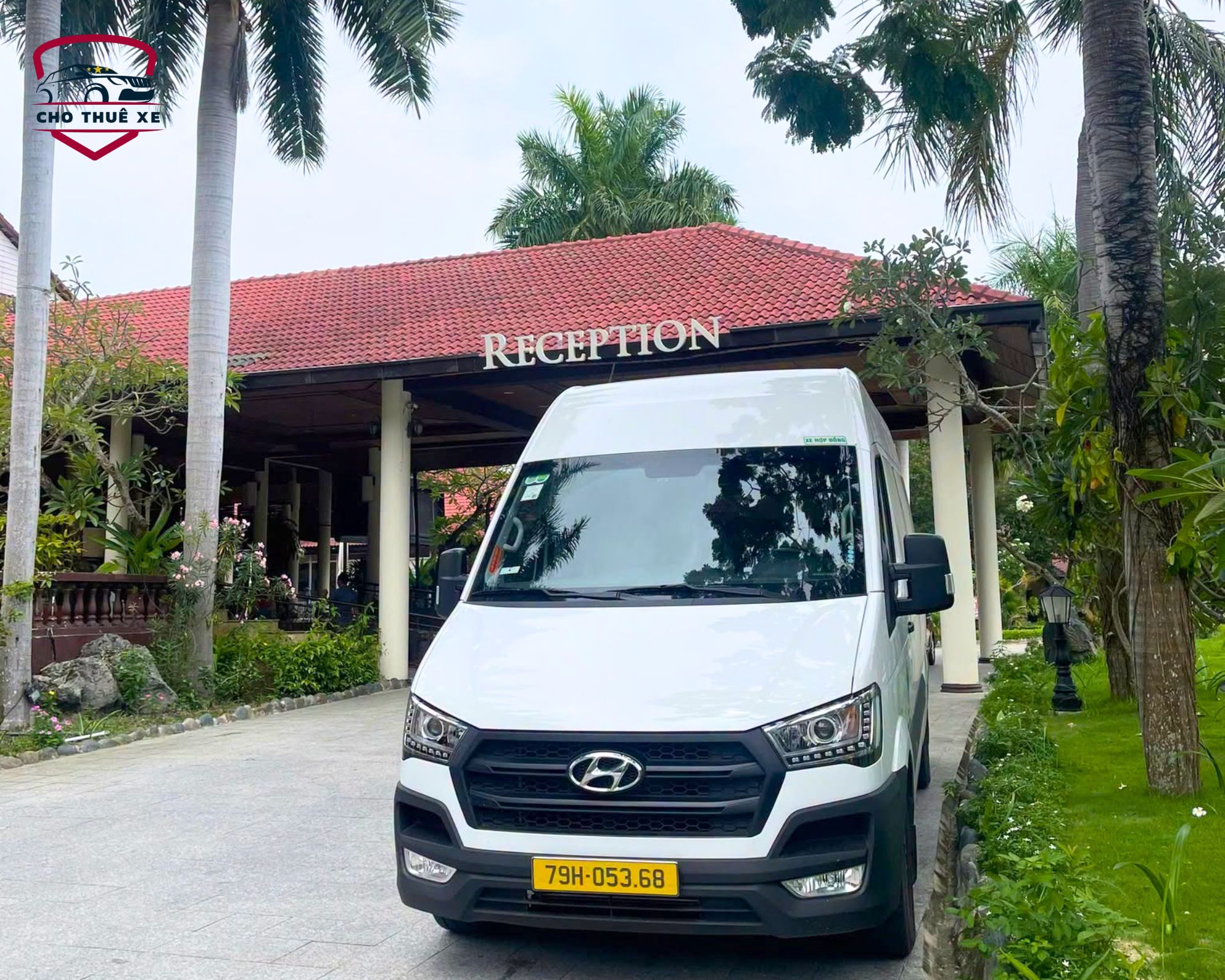 Xe 16 chỗ đậu trước resort để chuẩn bị chuyến đi Hòn Tằm