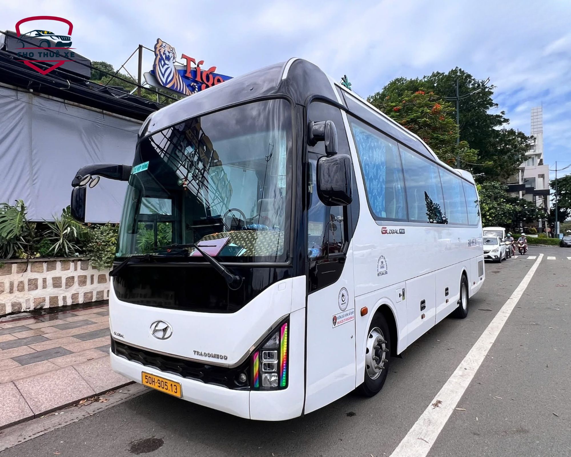 Xe 29 chỗ đậu bên đường để đoàn công ty dùng bữa sau chuyến tham quan vào sáng sớm