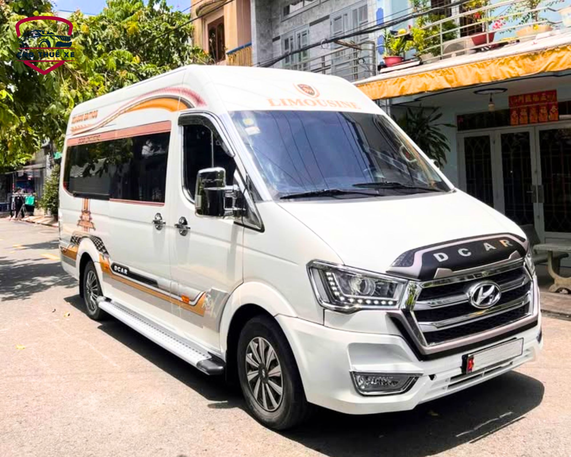 Xe limousine 12 chỗ trắng thanh lịch phối họa tiết vàng nâu quý phái, sẵn sàng cho hành trình dài