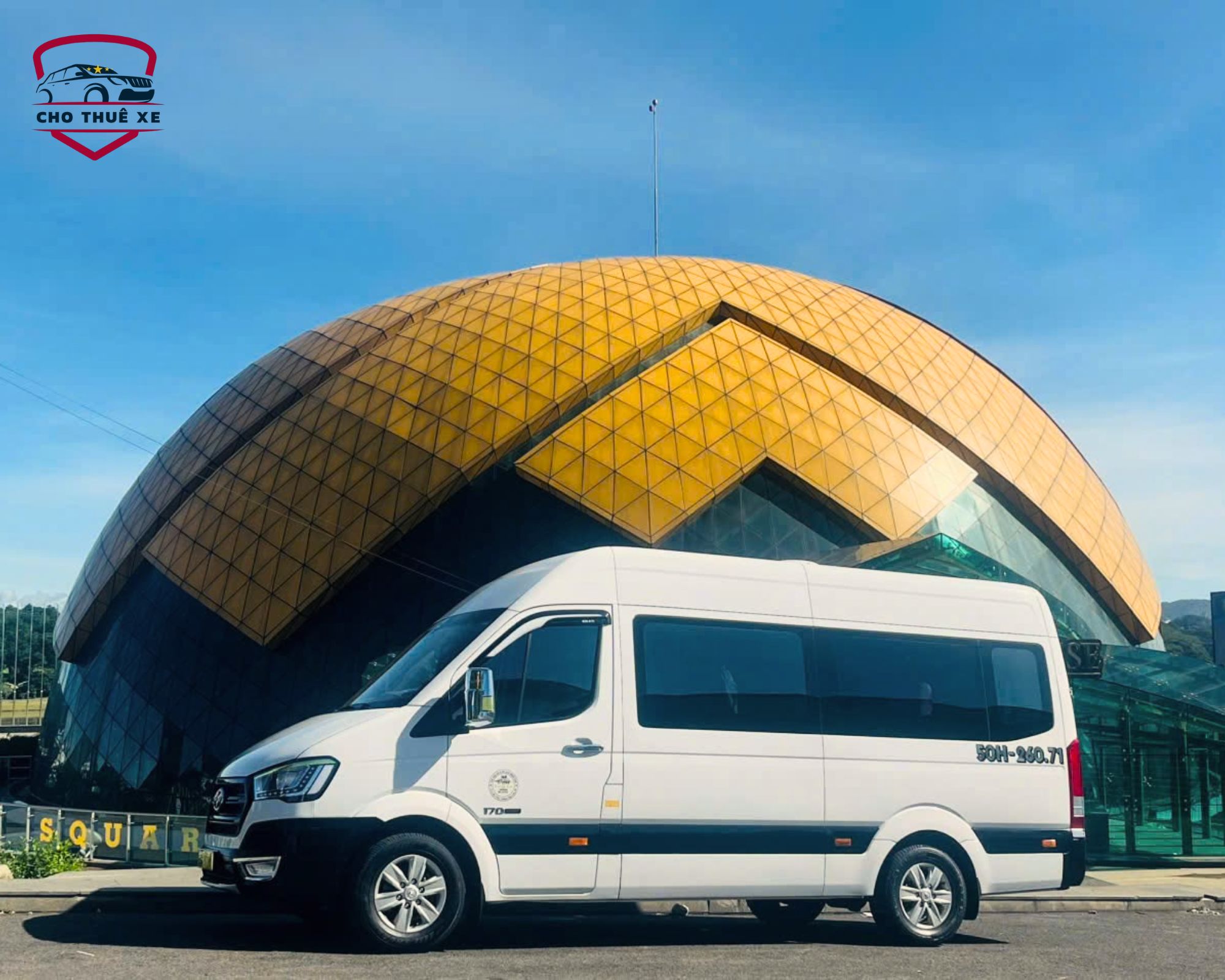 Xe limousine đưa khách tham quan quảng trường Lâm Viên và Hồ Xuân Hương