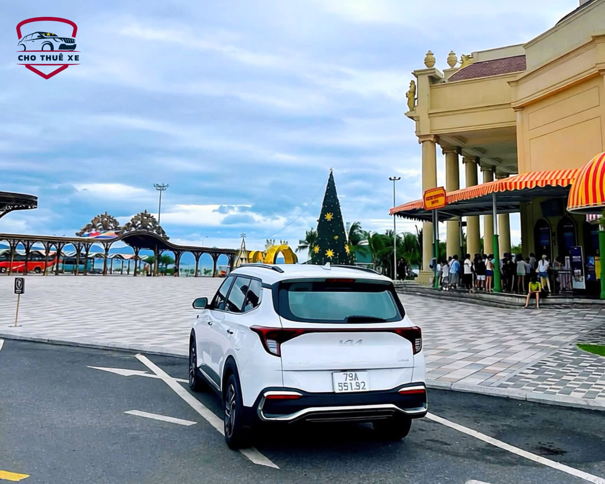 Xe vừa đưa gai đình du khách đến cảng du lịch VinPearl nhanh chóng, tiện lợi