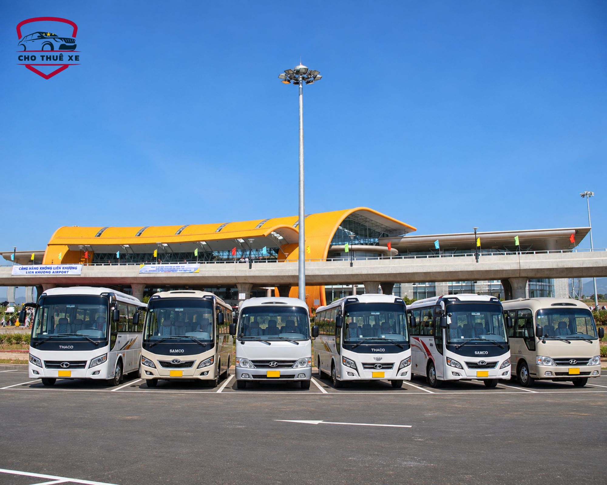 Đội ngũ xe du lịch 29 chỗ sẵn sàng đưa đón khách tại sân bay Liên Khương chuyên nghiệp