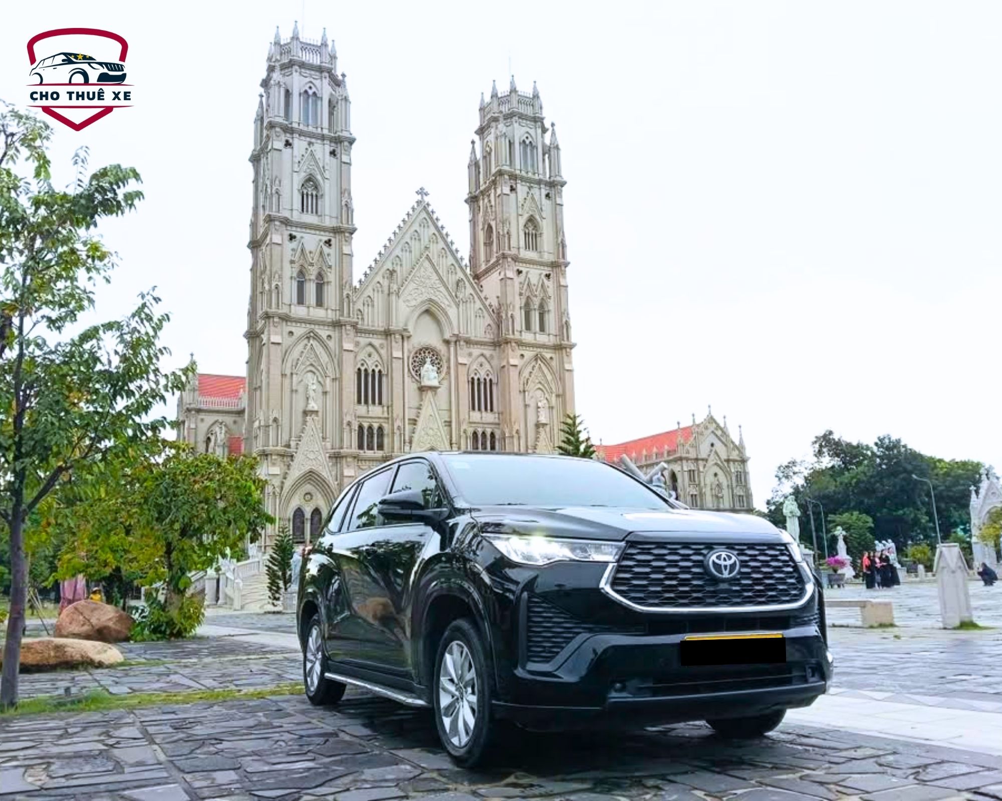 Góc chụp xe Toyota Innova tại điểm dừng chân Nhà thờ Song Vĩnh trong chuyến thuê xe 7 chỗ đi Vũng Tàu