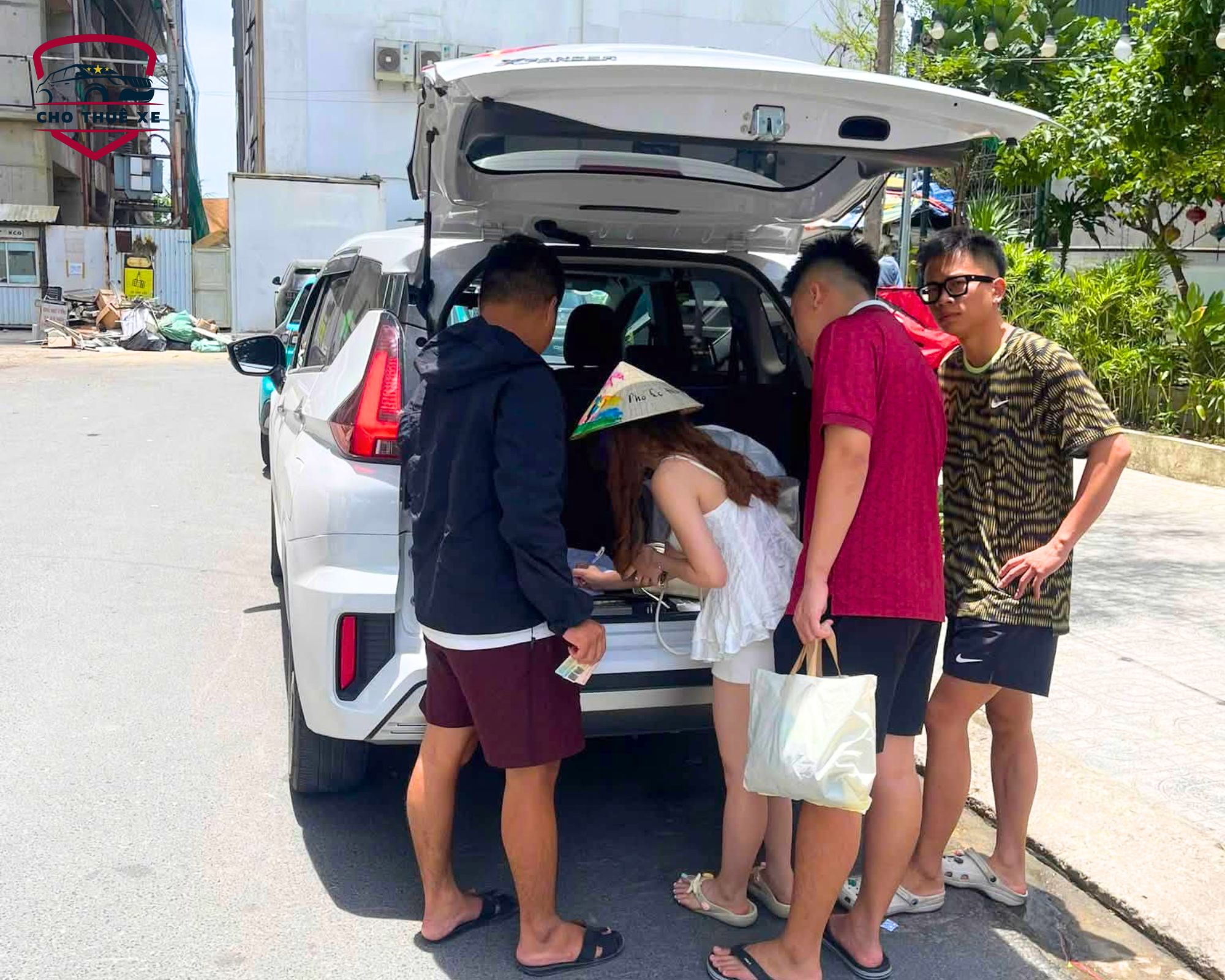 Tài xế đón khách đi Huế chuyên nghiệp tận tâm với khách du lịch