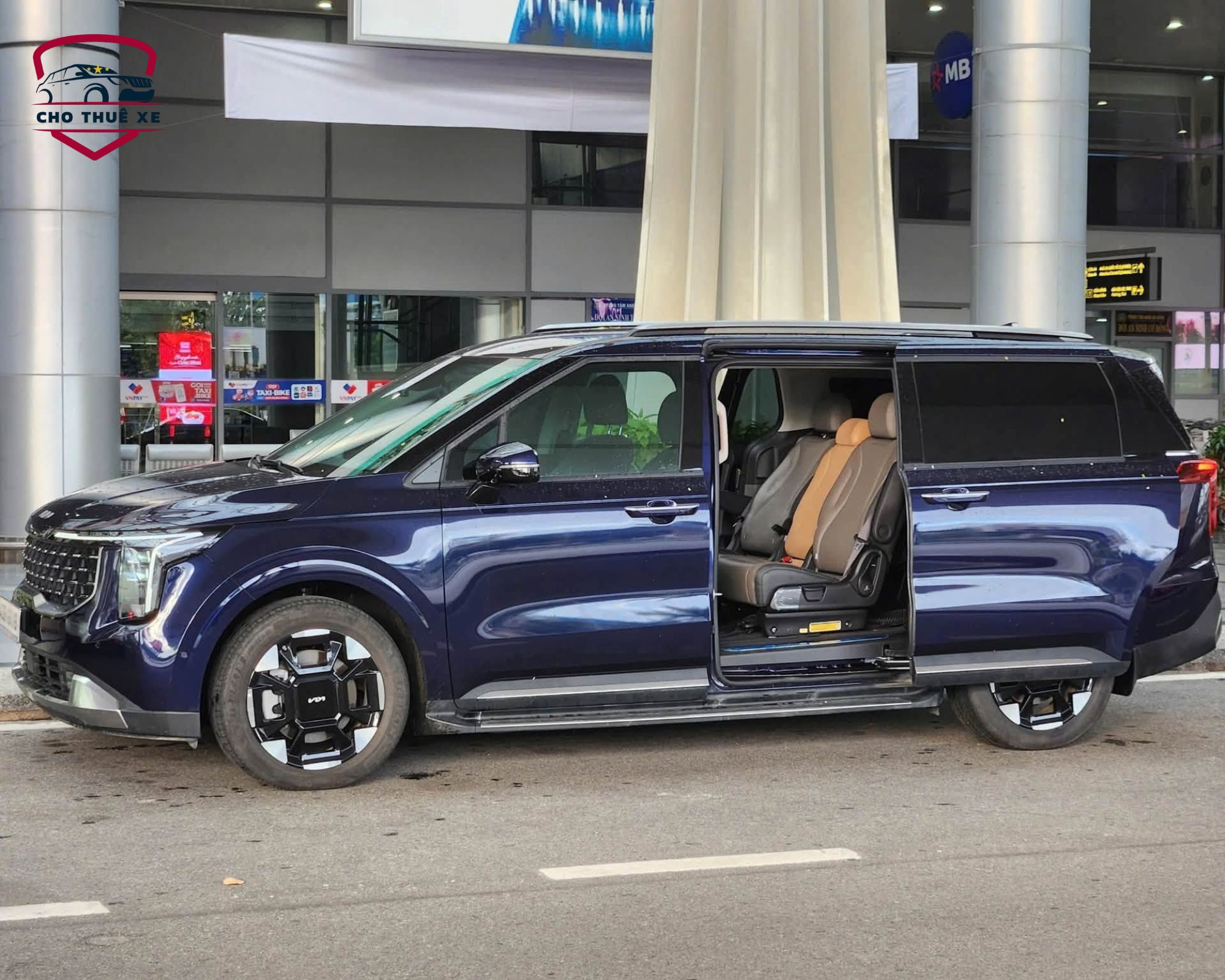 Xe 7 chỗ Kia Carnival rộng rãi đón khách sân bay Đà Nẵng giúp chuyến đi thoải mái