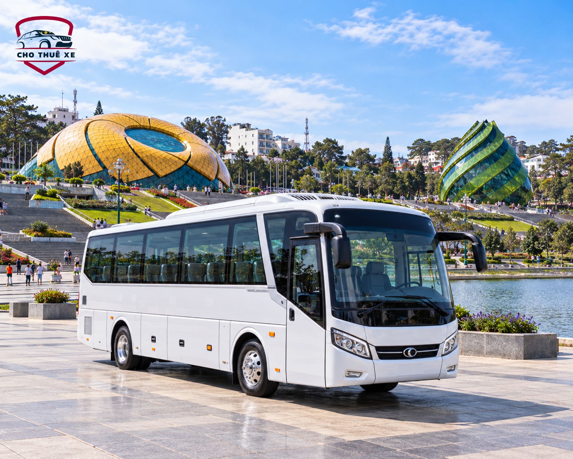 Xe du lịch 29 chỗ đời mới chuyên chở khách đi tour tham quan Đà Lạt theo ngày