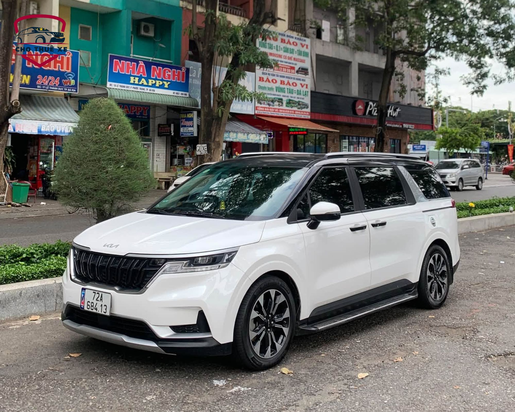 Xe ô tô hạng sang Kia Carnival trắng hiện đại, không gian rộng rãi và đẳng cấp