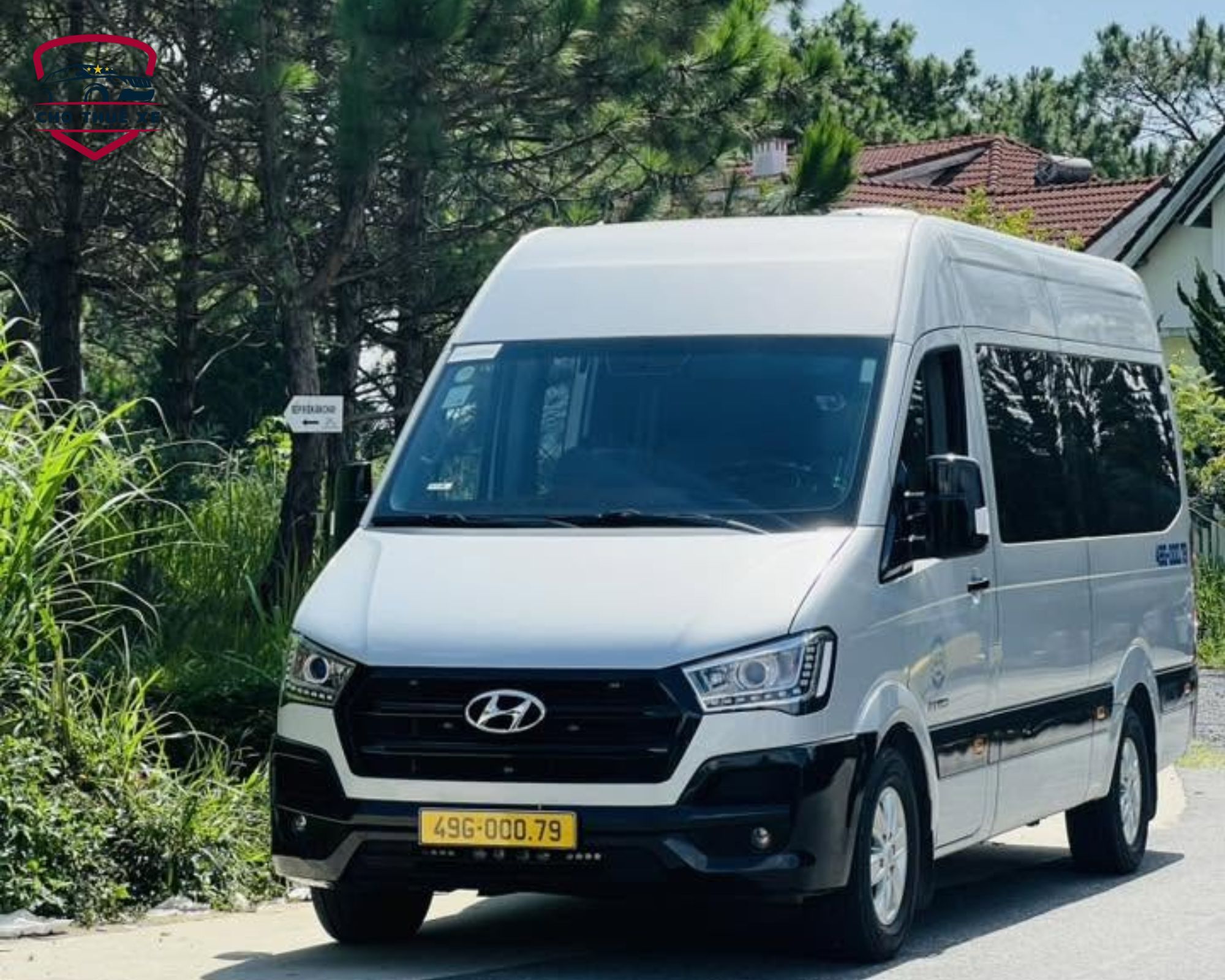Chiếc xe 16 chỗ đưa bạn từ Mũi Né đi Đà Lạt qua những con đường thông reo và sương giăng