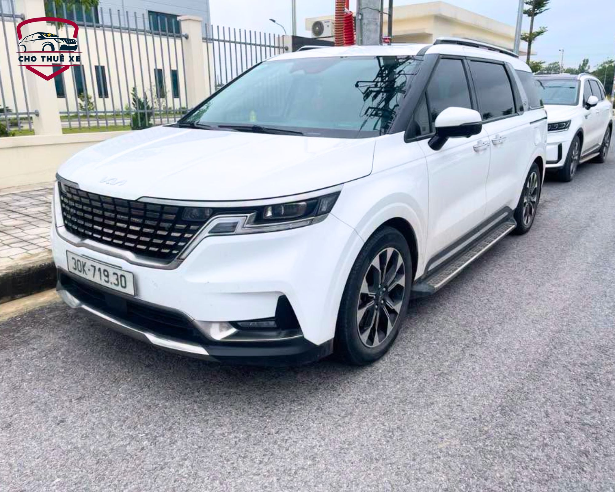 Cho thuê xe 7 chỗ Kia Carnival, bậc lên xuống tiện lợi cho người lớn tuổi và trẻ nhỏ